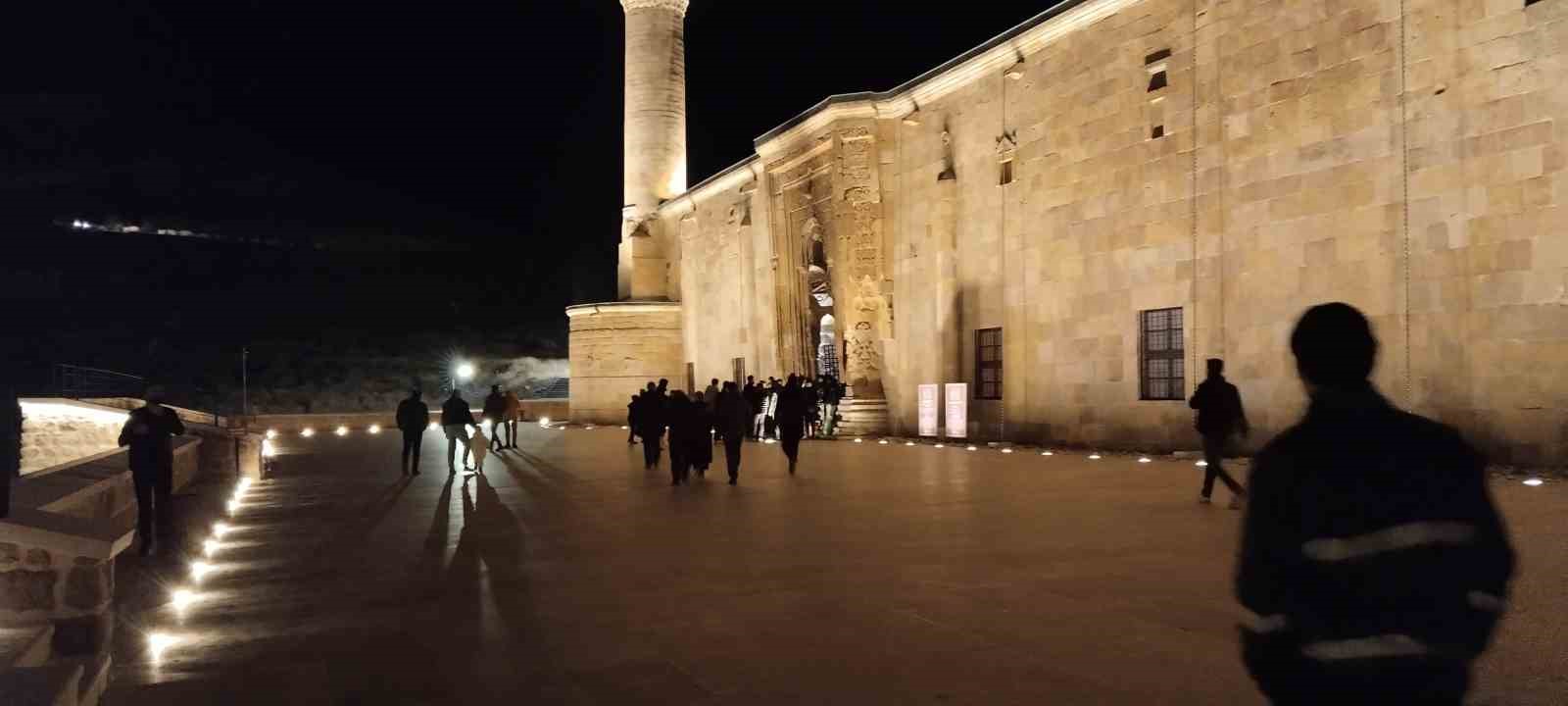 Anadolu’nun "El Hamrası" Kadir Gecesi’nde doldu taştı
