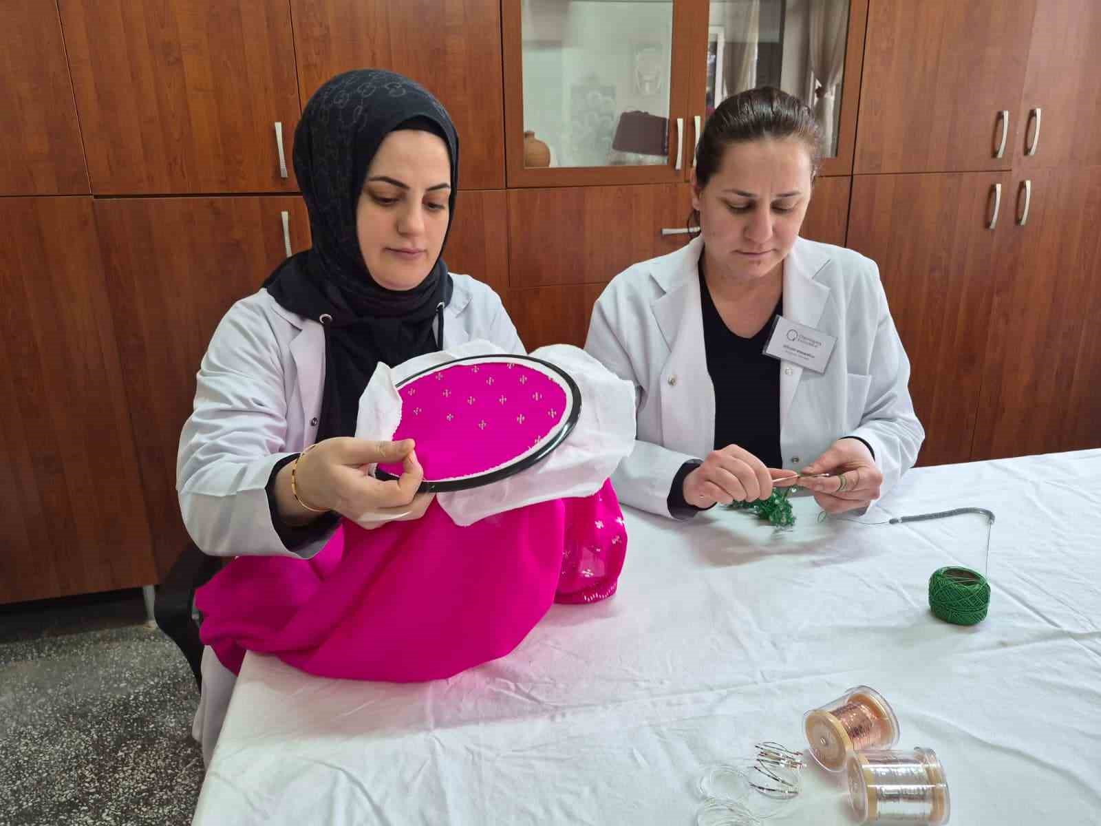 Anadolu’nun gelinbaşları Eskişehirli kadınların elinde yeniden hayat buluyor
Anadolu’nun gelinbaşları Eskişehirli kadınların elinde yeniden hayat buluyor