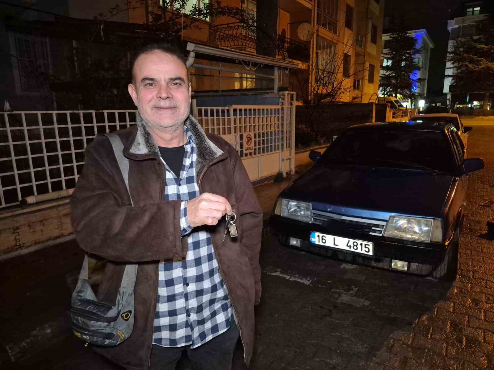 Anahtarı kontakta unutulan ve kendiliğinden kilitlenen otomobilin kapısını çilingir açtı
Anahtarı kontakta unutulan ve kendiliğinden kilitlenen otomobilin kapısını çilingir açtı