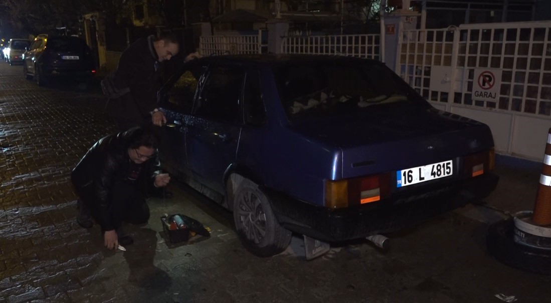 Anahtarı kontakta unutulan ve kendiliğinden kilitlenen otomobilin kapısını çilingir açtı
Anahtarı kontakta unutulan ve kendiliğinden kilitlenen otomobilin kapısını çilingir açtı