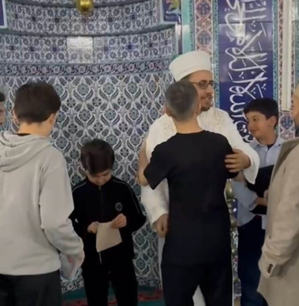 Anamur’da bayram namazı sonrası çocuklara harçlık dağıtıldı
