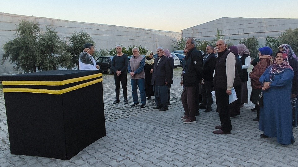 Anamur’da hacı adaylarına Kabe maketiyle uygulamalı eğitim
