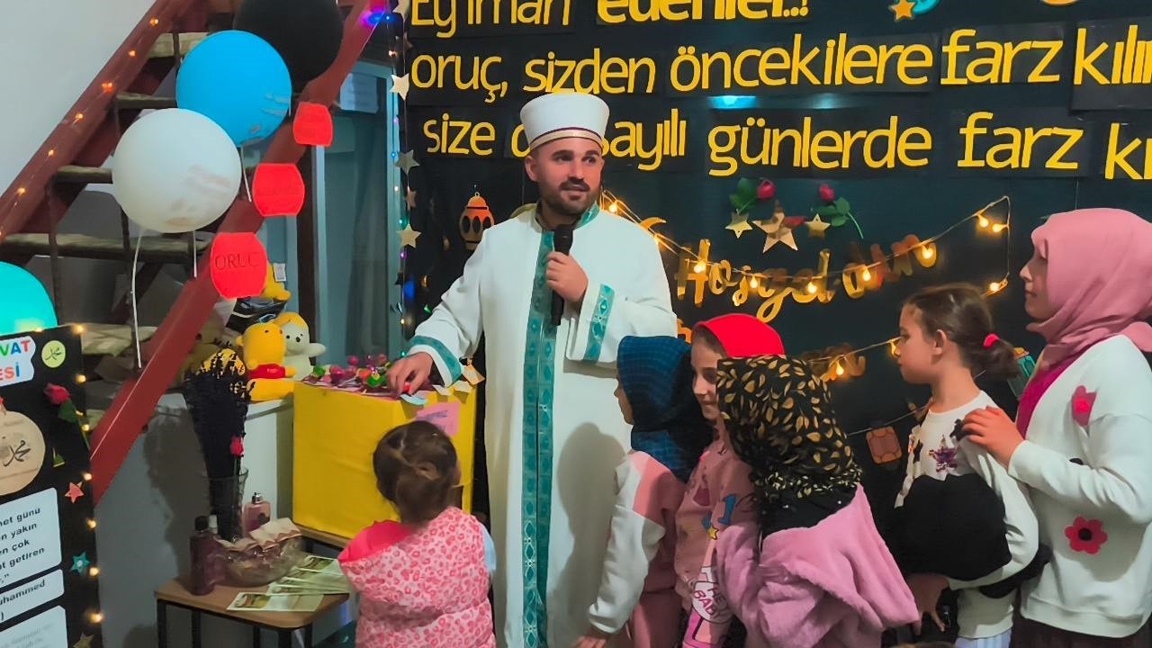 Anamur’da teravih namazı çocuklar için bayrama döndü
Anamur’da teravih namazı çocuklar için bayrama döndü