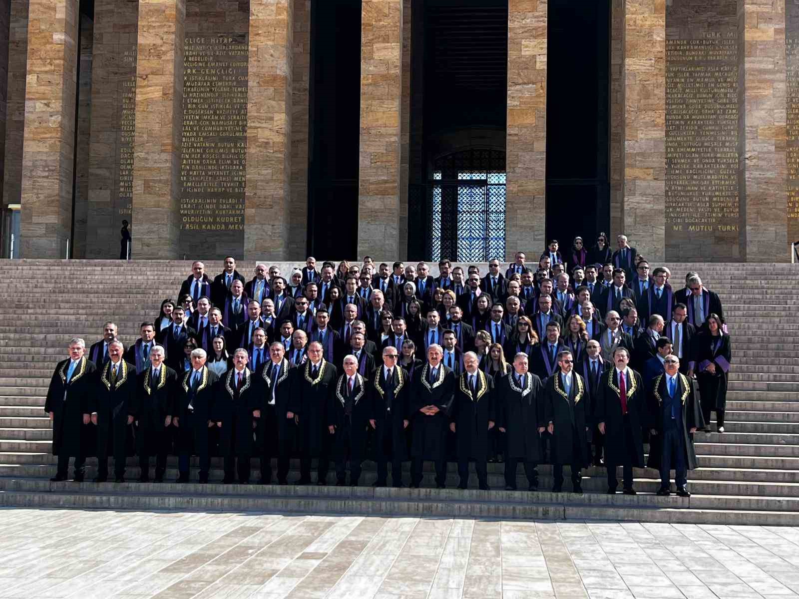 Anayasa Mahkemesi heyeti Anıtkabir’i ziyaret etti
