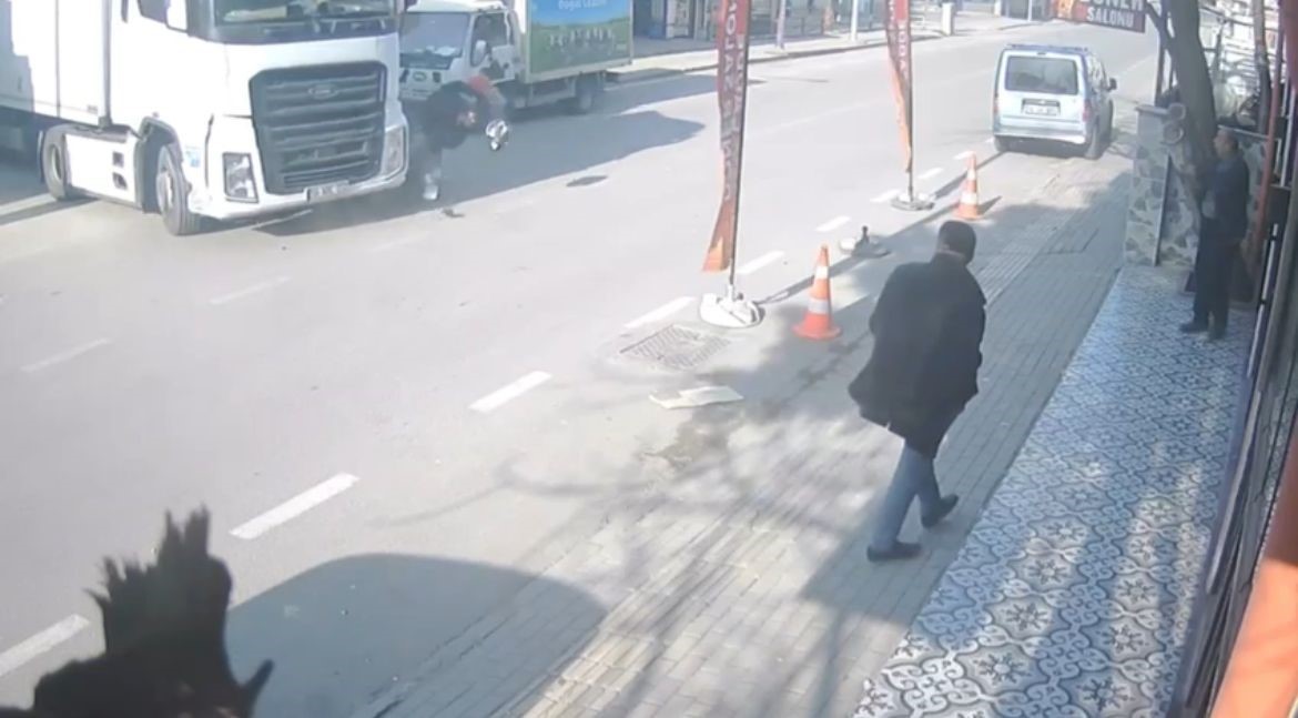 Anayola çıkan tıra, motokurye böyle çarptı
