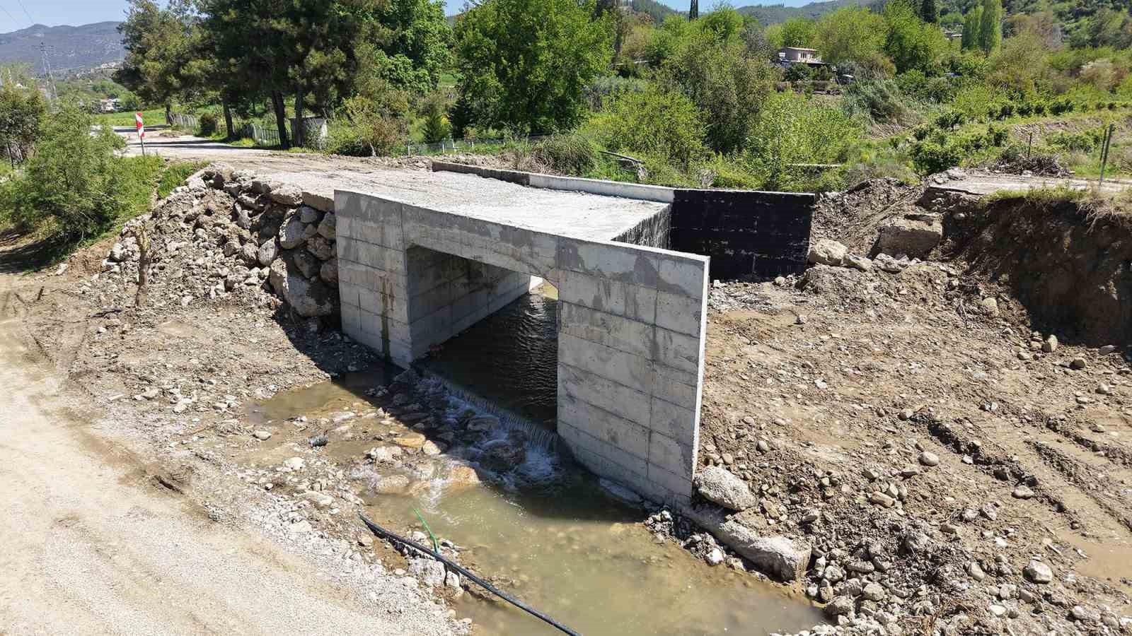 Andırın’da 5 mahalleye ulaşım sağlayan köprü menfezde sona gelindi

