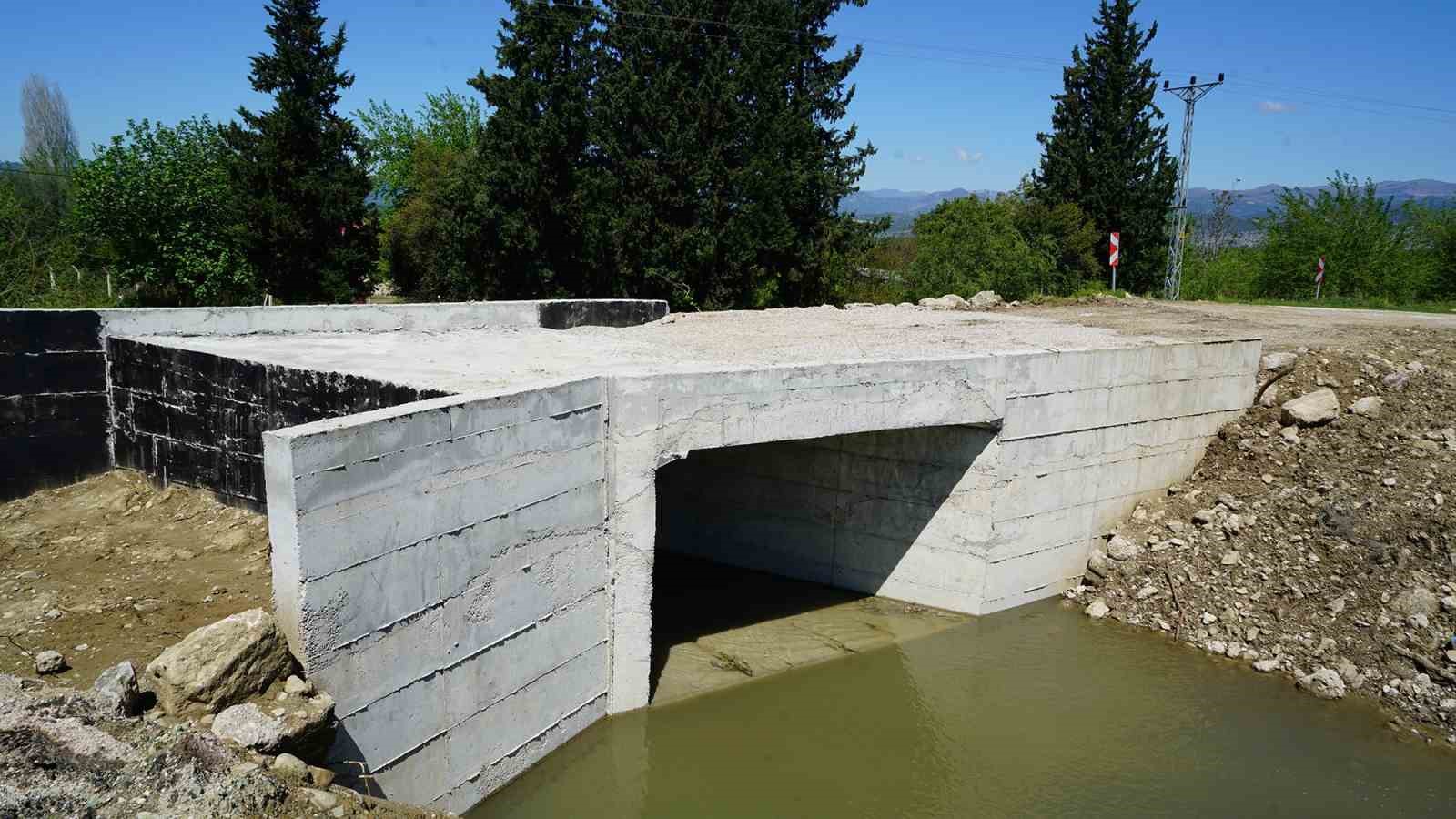 Andırın’da 5 mahalleye ulaşım sağlayan köprü menfezde sona gelindi
