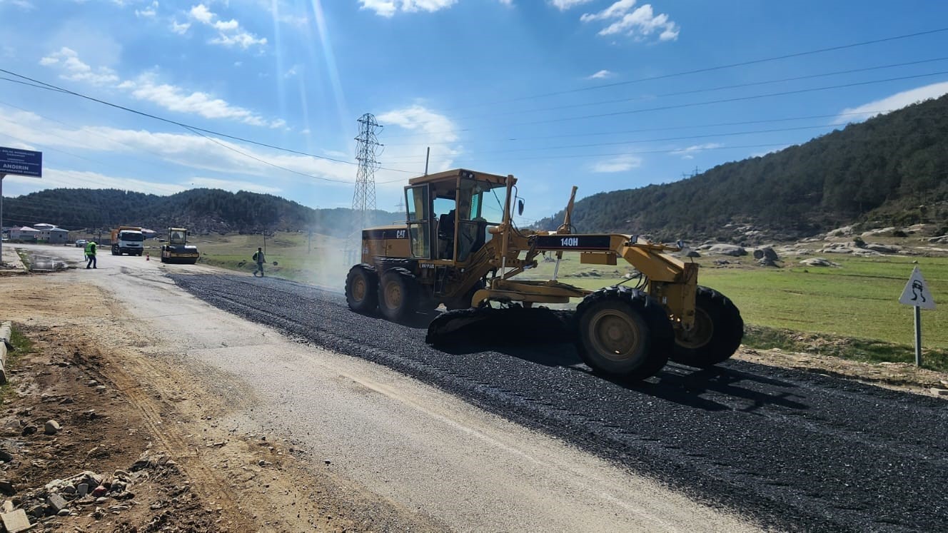 Andırın’da yoğun yağışlar nedeniyle bozulan yola sıcak asfaltla tamir
