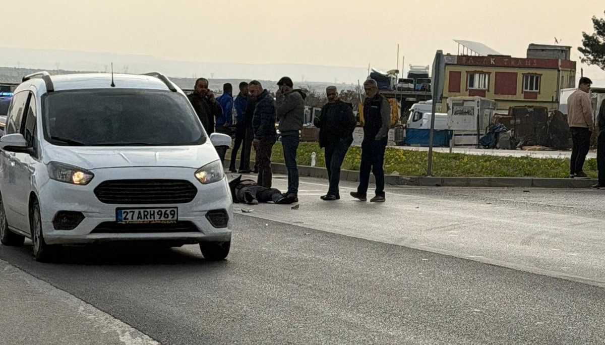 Ani manevra yapan motosikletliye otomobil çarptı
