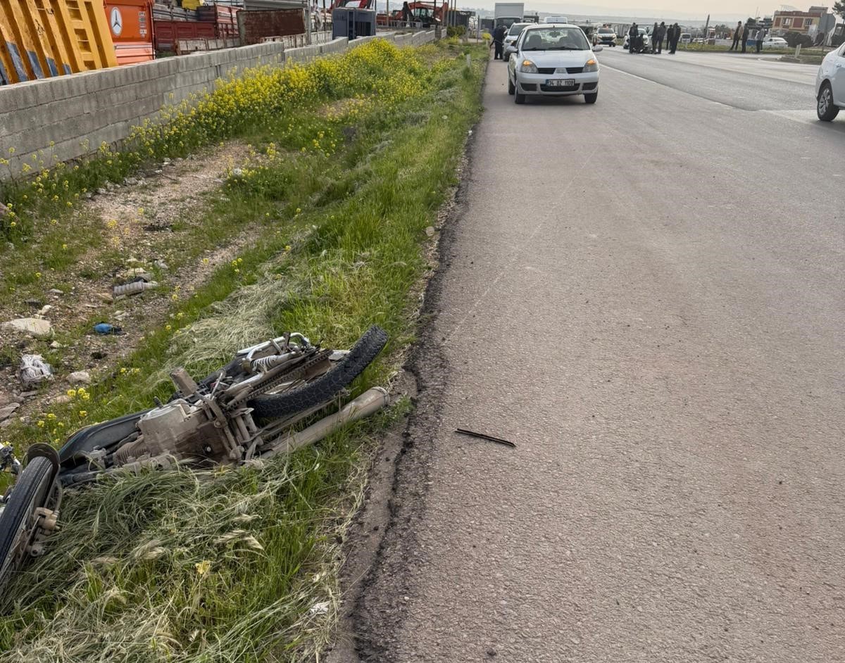 Ani manevra yapan motosikletliye otomobil çarptı
