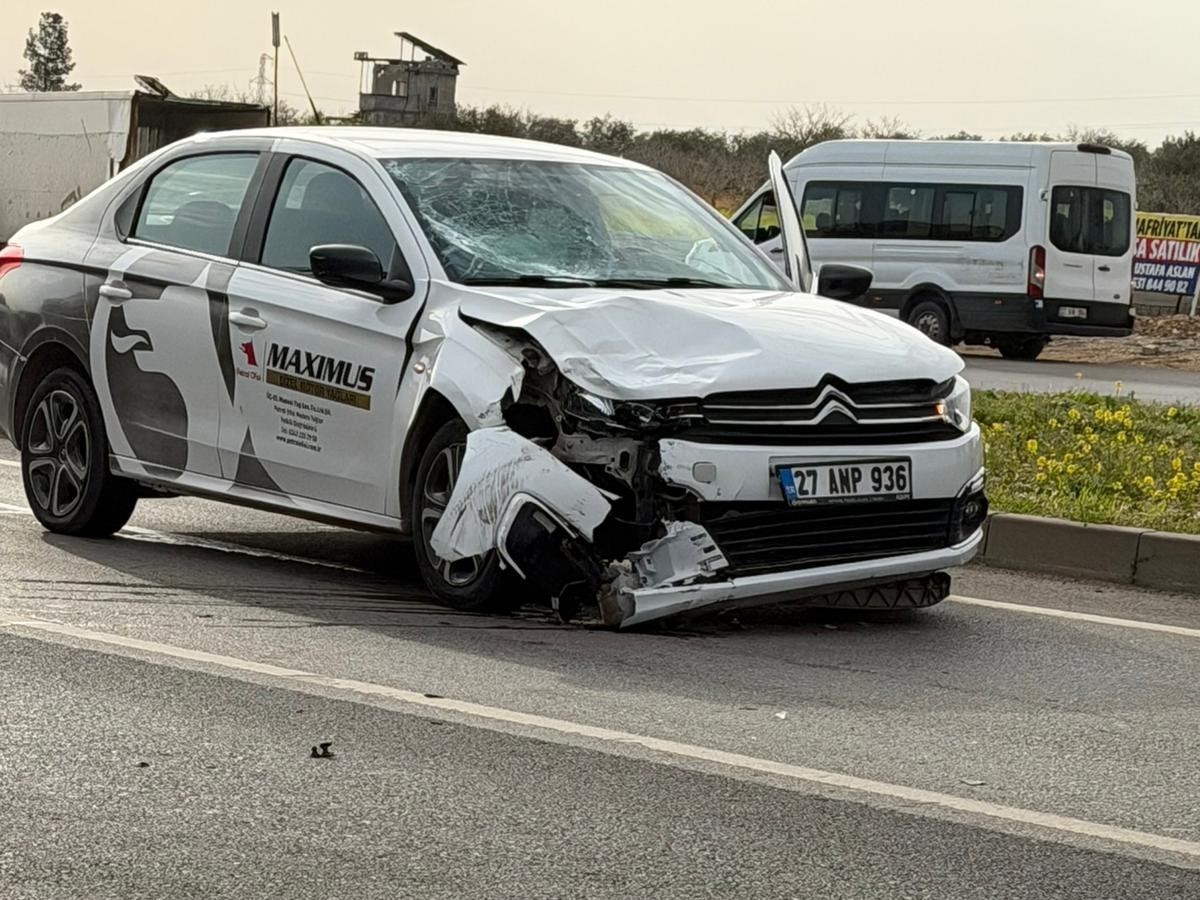 Ani manevra yapan motosikletliye otomobil çarptı
