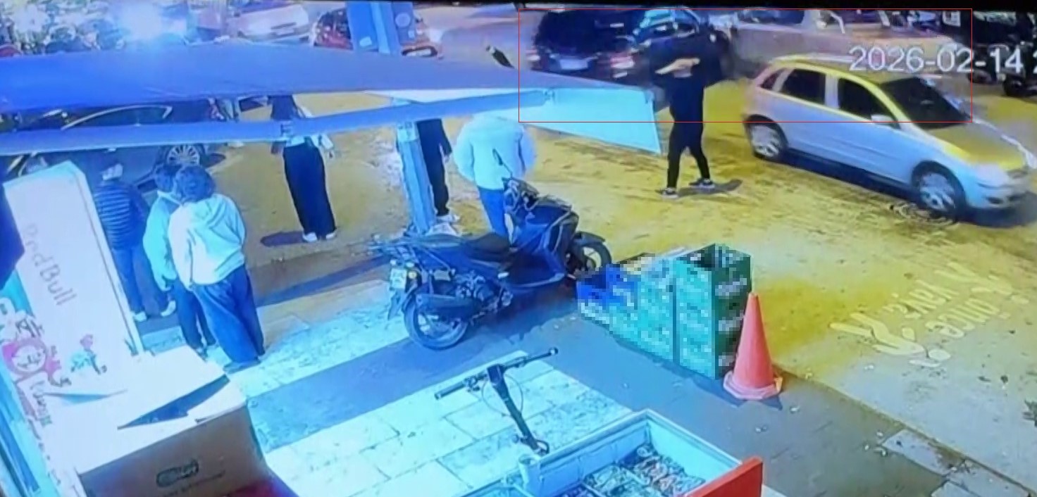 Aniden hareket eden otomobil yaya ve araçların arasına daldı
