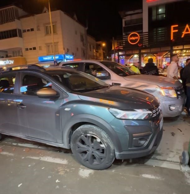 Aniden hareket eden otomobil yaya ve araçların arasına daldı
