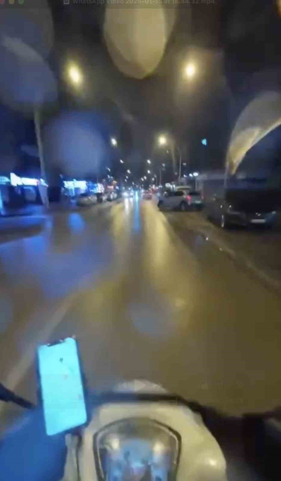 Aniden yola çıkan cip motosikletle böyle çarpıştı
