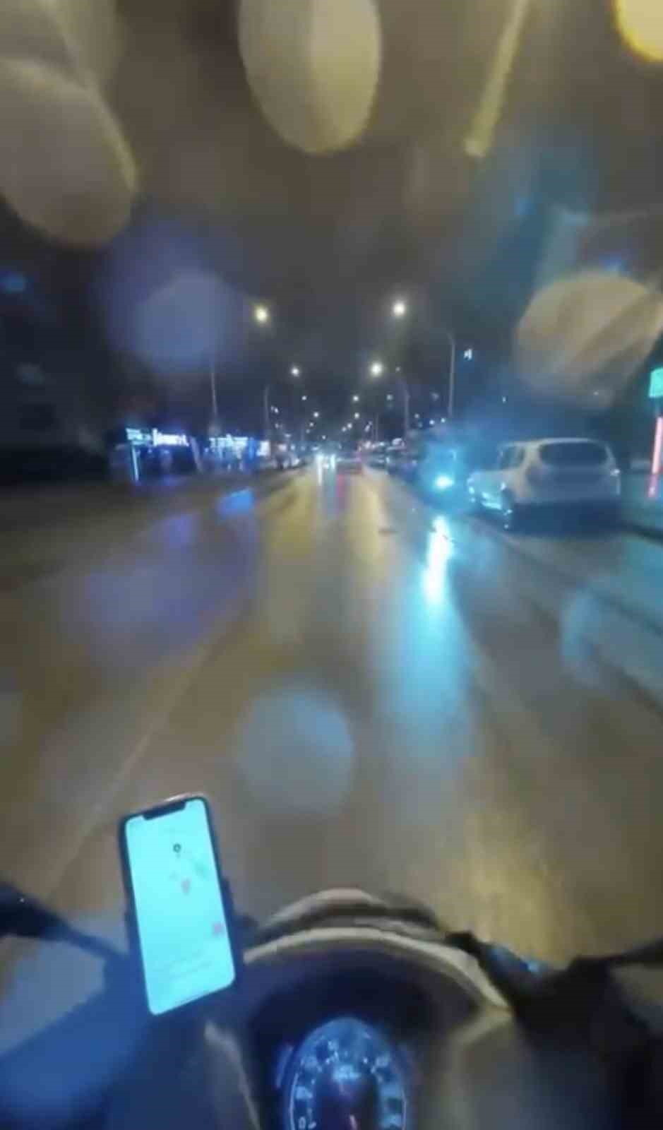 Aniden yola çıkan cip motosikletle böyle çarpıştı
