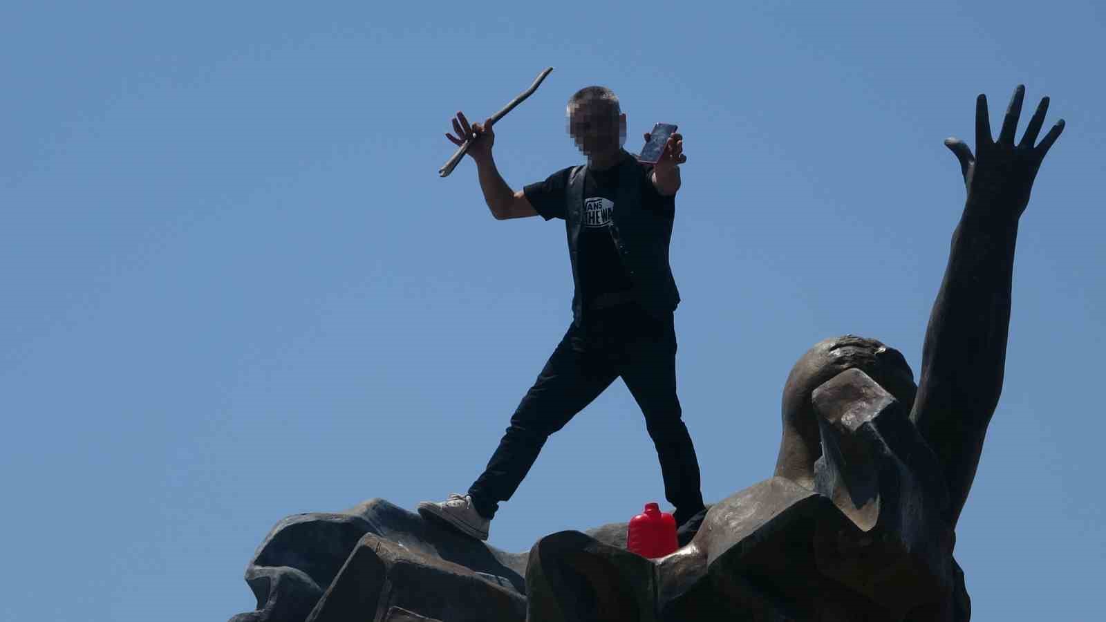 Anıtın tepesinde kulaklık takıp dans etti yanına kimseyi yaklaştırmadı
