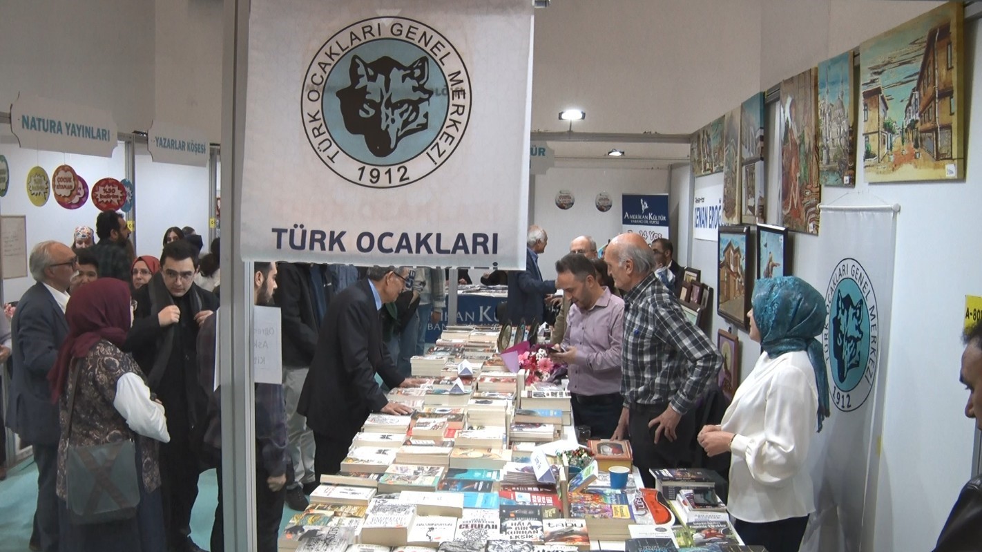 Ankara Kitap Fuarı’nda son gün: Askıda kitap uygulaması dikkat çekti
Ankara Kitap Fuarı’nda son gün: Askıda kitap uygulaması dikkat çekti