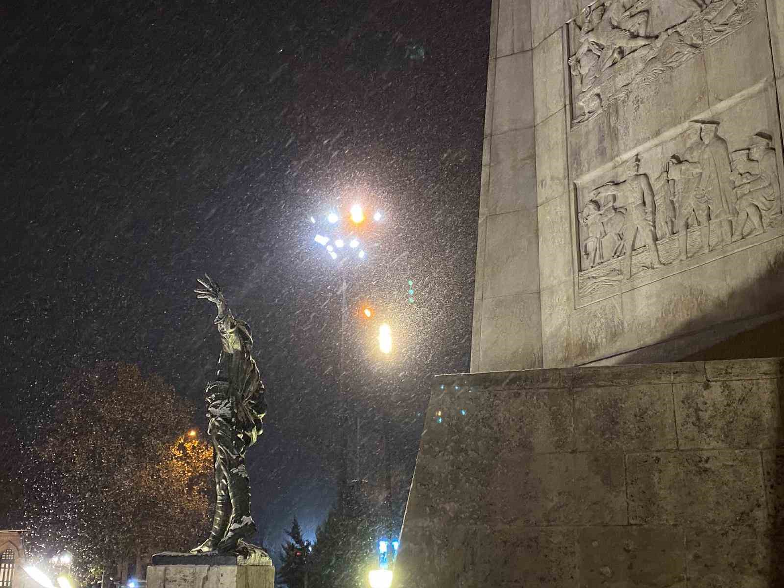 Ankara yeni yıla kar yağışı ile girdi
