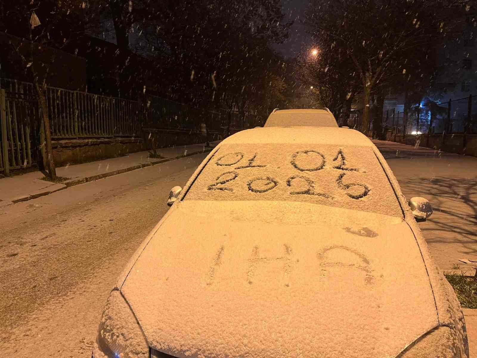 Ankara yeni yıla kar yağışı ile girdi
