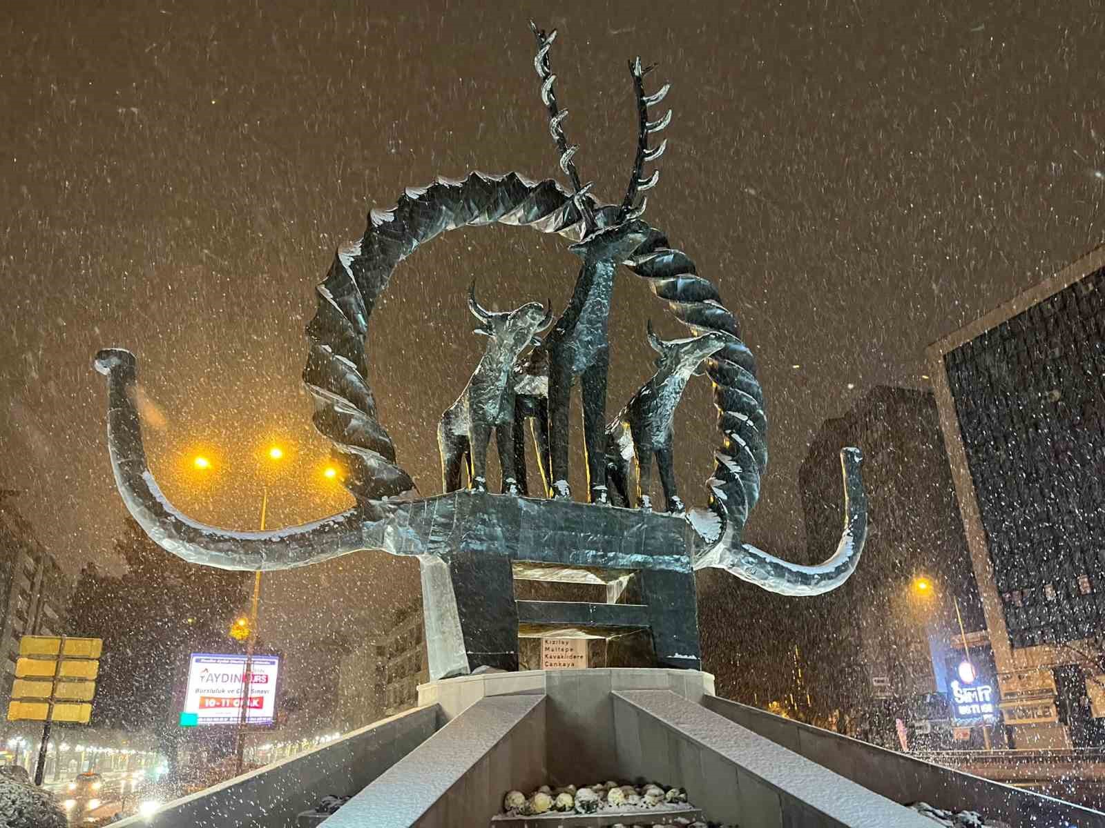 Ankara yeni yıla kar yağışı ile girdi
