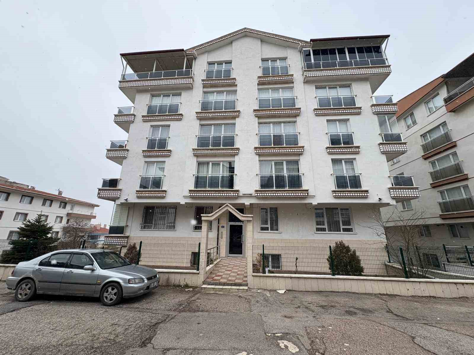 Ankara’da artan su kesintileri nedeniyle apartmana depo inşa etmeye çalışan 4 kişi boyadan soludukları kimyasal maddeden etkilendi
Ankara’da artan su kesintileri nedeniyle apartmana depo inşa etmeye çalışan 4 kişi boyadan soludukları kimyasal maddeden etkilendi