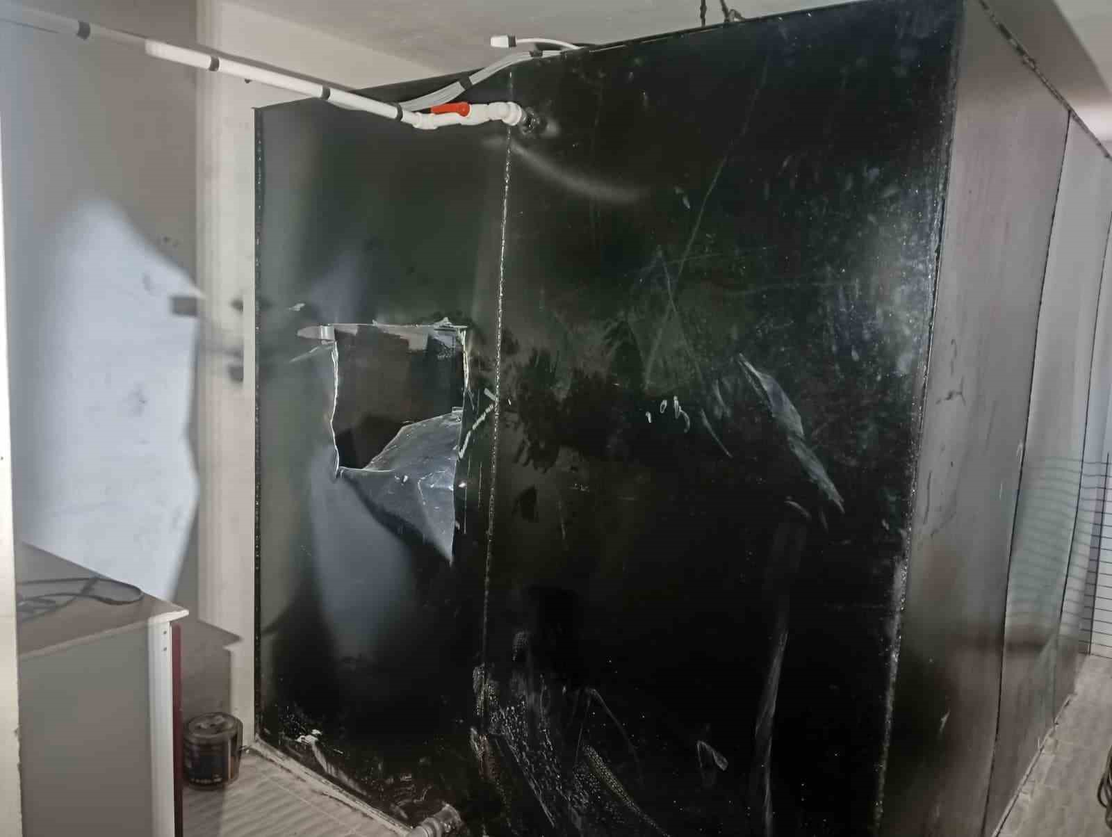 Ankara’da artan su kesintileri nedeniyle apartmana depo inşa etmeye çalışan 4 kişi boyadan soludukları kimyasal maddeden etkilendi
Ankara’da artan su kesintileri nedeniyle apartmana depo inşa etmeye çalışan 4 kişi boyadan soludukları kimyasal maddeden etkilendi