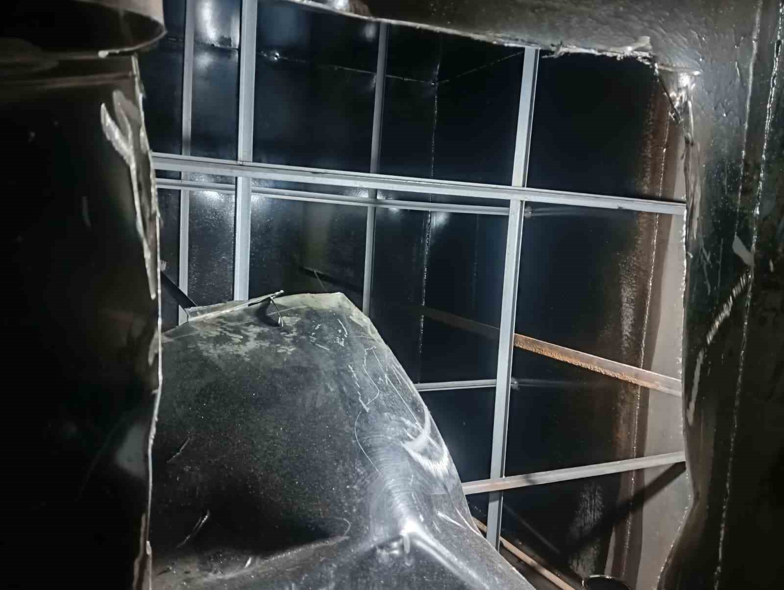 Ankara’da artan su kesintileri nedeniyle apartmana depo inşa etmeye çalışan 4 kişi boyadan soludukları kimyasal maddeden etkilendi
Ankara’da artan su kesintileri nedeniyle apartmana depo inşa etmeye çalışan 4 kişi boyadan soludukları kimyasal maddeden etkilendi