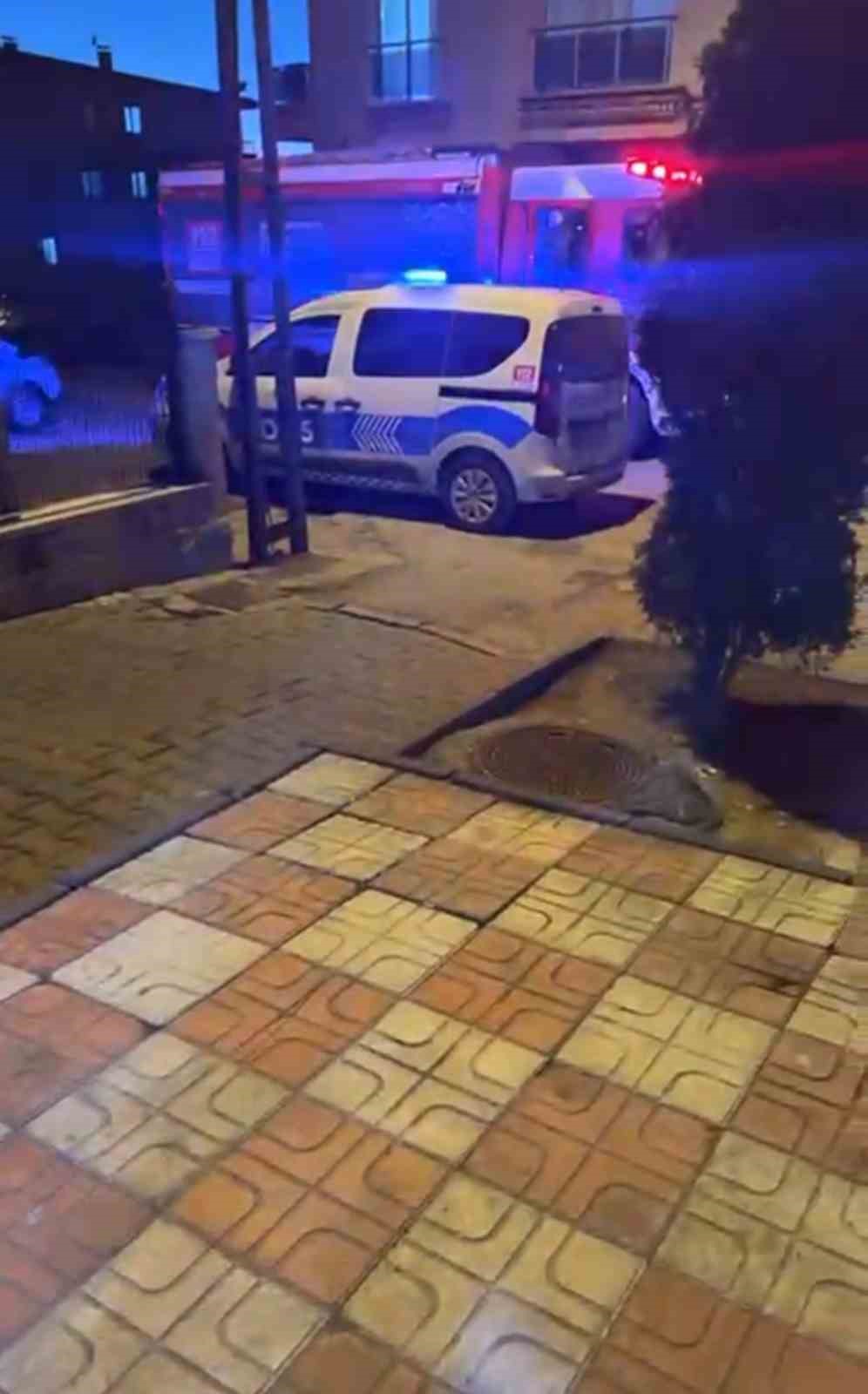 Ankara’da artan su kesintileri nedeniyle apartmana depo inşa etmeye çalışan 4 kişi boyadan soludukları kimyasal maddeden etkilendi
Ankara’da artan su kesintileri nedeniyle apartmana depo inşa etmeye çalışan 4 kişi boyadan soludukları kimyasal maddeden etkilendi