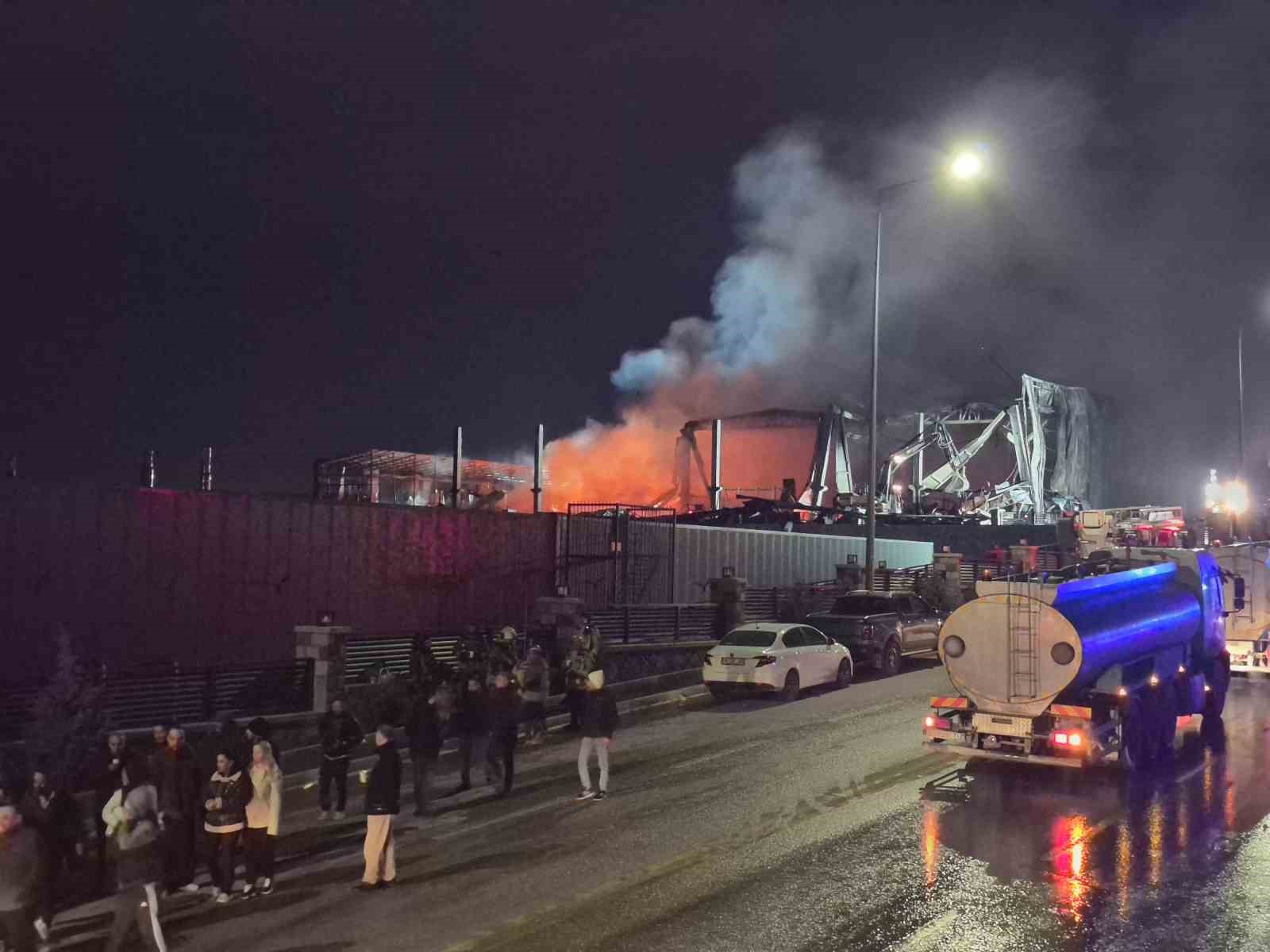 Ankara’da bir ilaç fabrikası çıkan yangın sonrası kullanılamaz hale geldi
