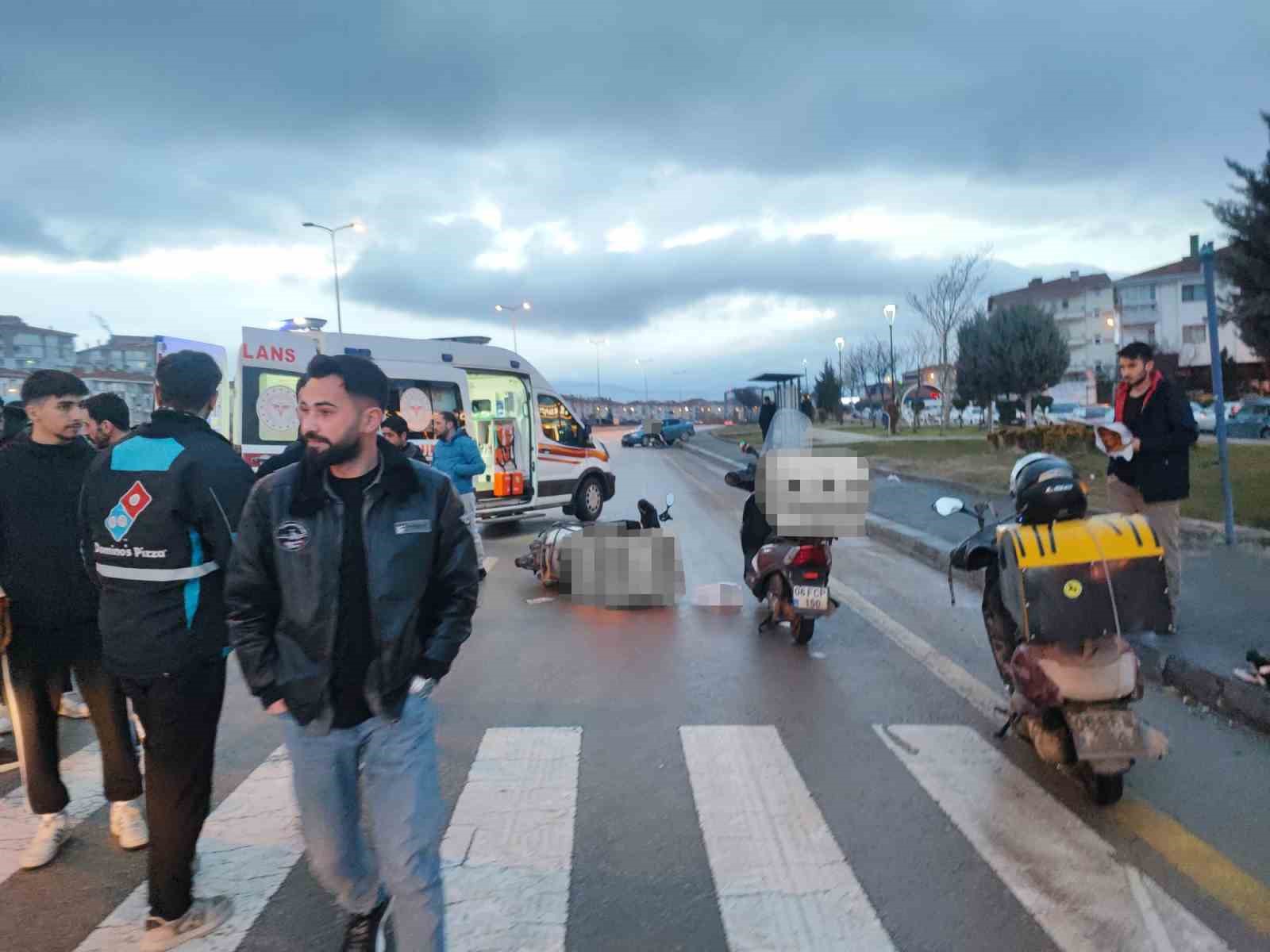 Ankara’da dengesini kaybeden motokurye yola savruldu
