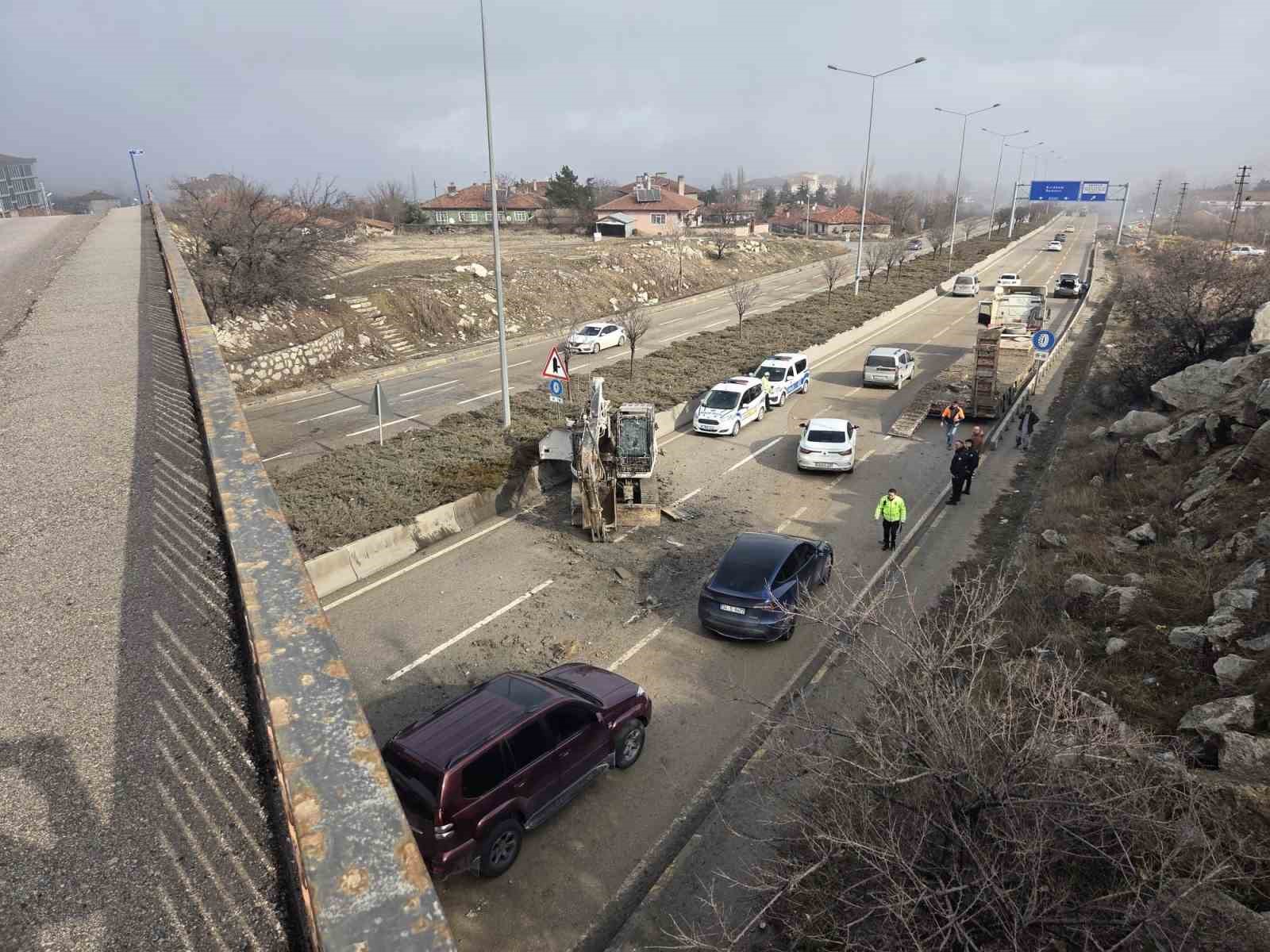 Ankara’da facianın eşiğinden dönüldü: Tırdaki kepçe köprüye takılıp yola düştü
