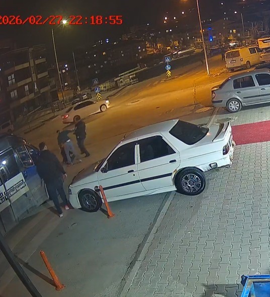Ankara’da husumetlisini öldüresiye darp eden 3 saldırgan kameraya yansıdı
