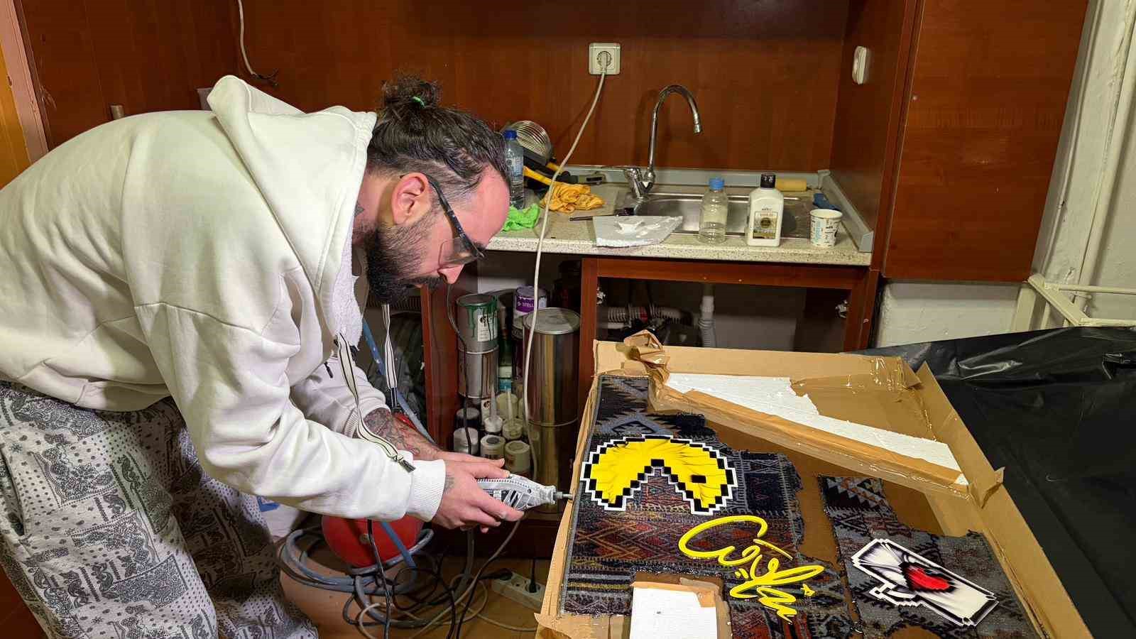 Ankara’da kaldırım taşlarını onarmak sanatçıya düştü
Ankara’da kaldırım taşlarını onarmak sanatçıya düştü