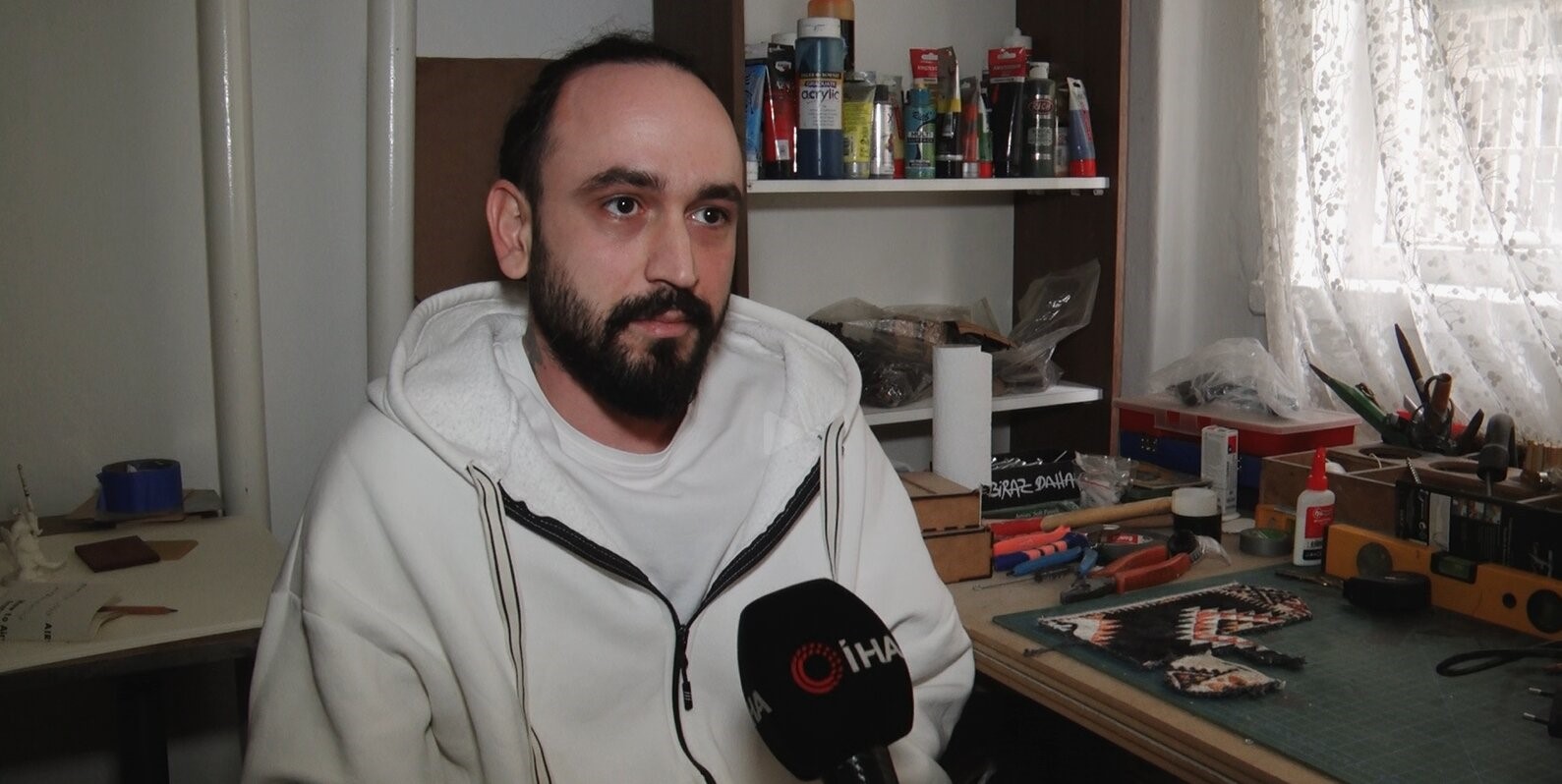 Ankara’da kaldırım taşlarını onarmak sanatçıya düştü
Ankara’da kaldırım taşlarını onarmak sanatçıya düştü