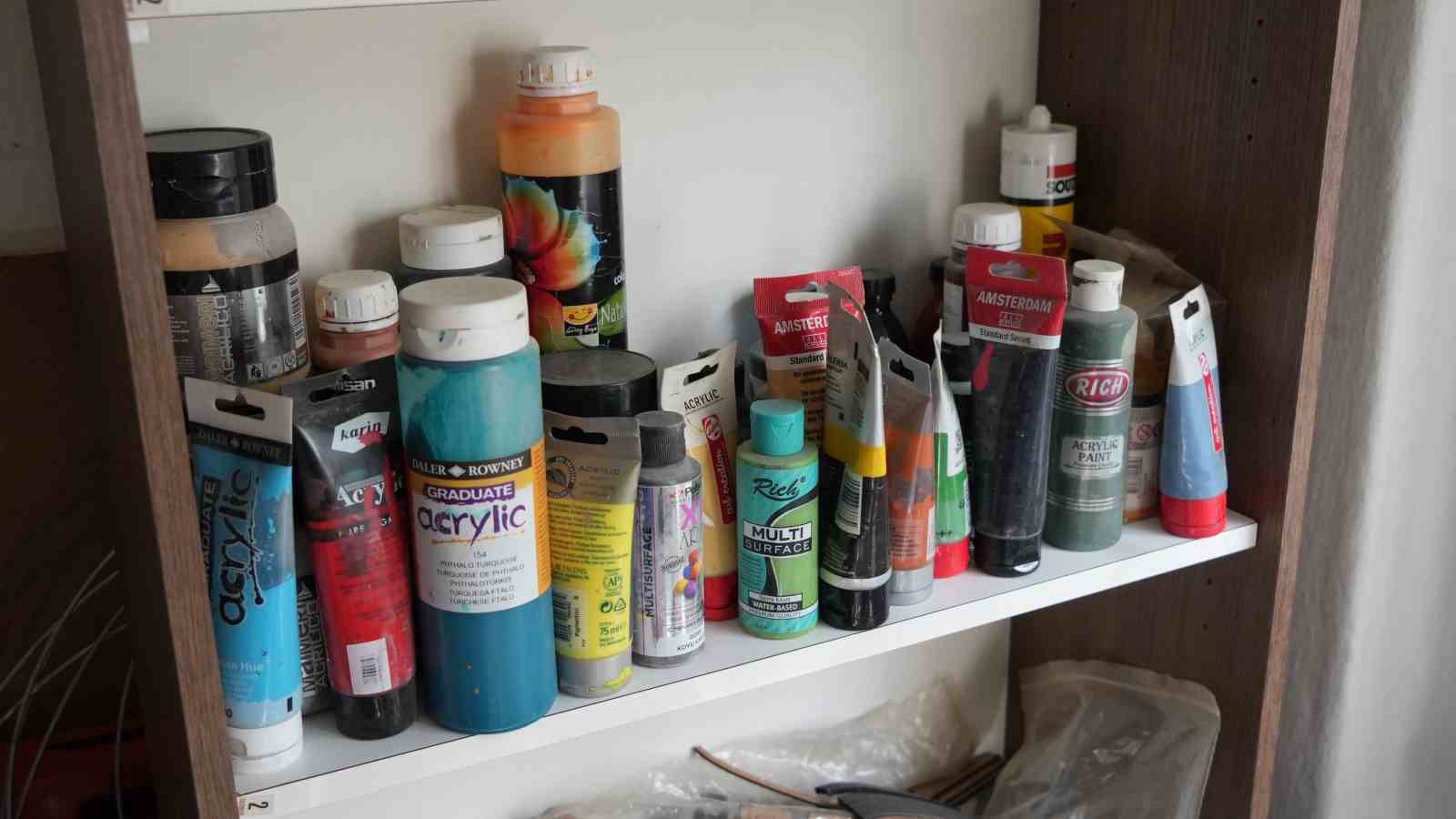 Ankara’da kaldırım taşlarını onarmak sanatçıya düştü
Ankara’da kaldırım taşlarını onarmak sanatçıya düştü