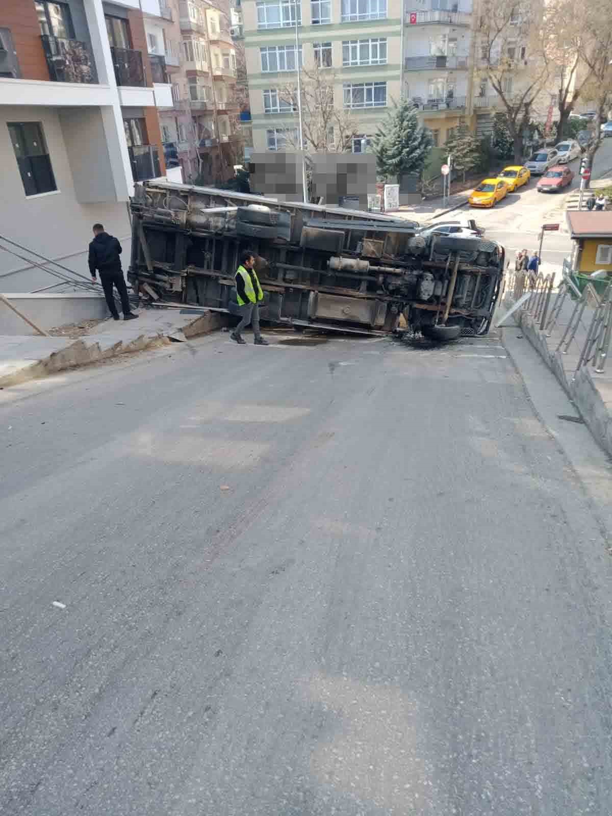 Ankara’da kamyonet devrildi: 1 yaralı
Ankara’da kamyonet devrildi: 1 yaralı