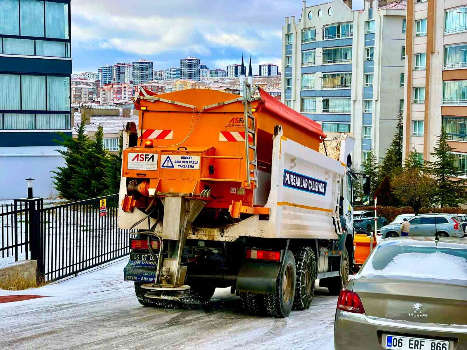 Ankara’da kar yağışıyla birlikte tüm ekipler sahada
Ankara’da kar yağışıyla birlikte tüm ekipler sahada