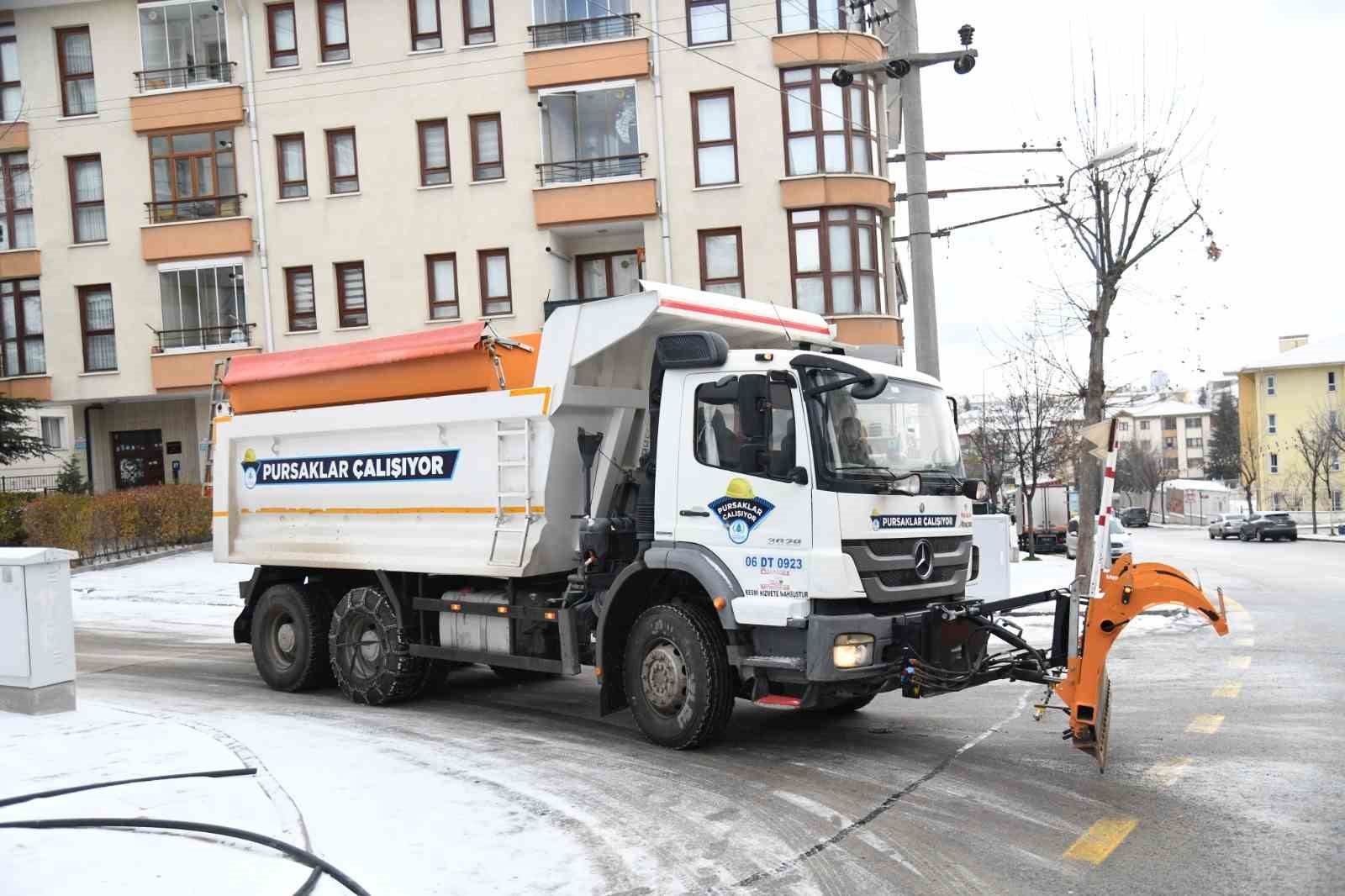 Ankara’da kar yağışıyla birlikte tüm ekipler sahada
Ankara’da kar yağışıyla birlikte tüm ekipler sahada