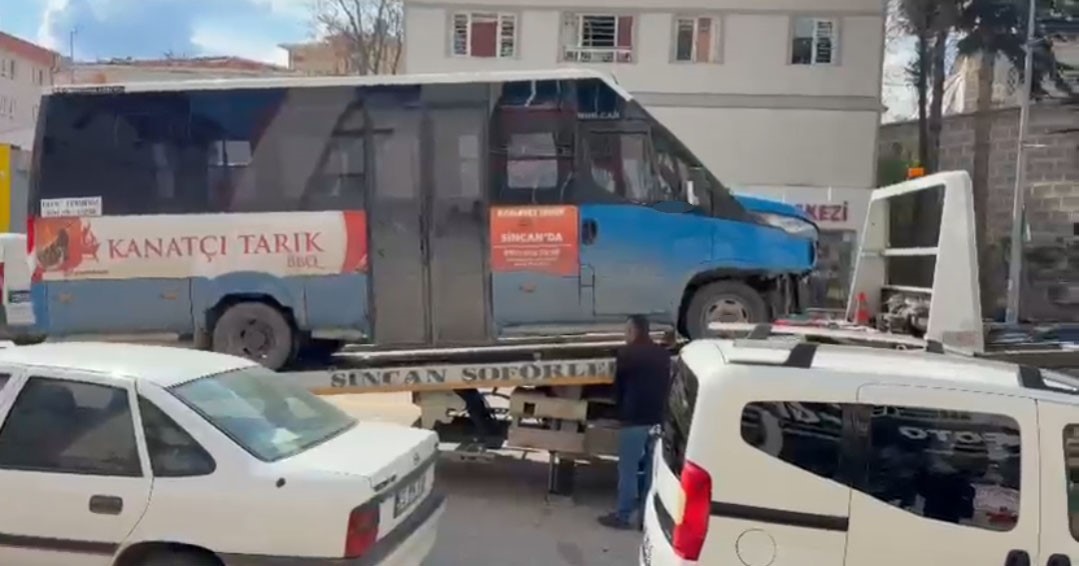 Ankara’da minibüs kamyonetle çarpıştı: 5 yaralı
