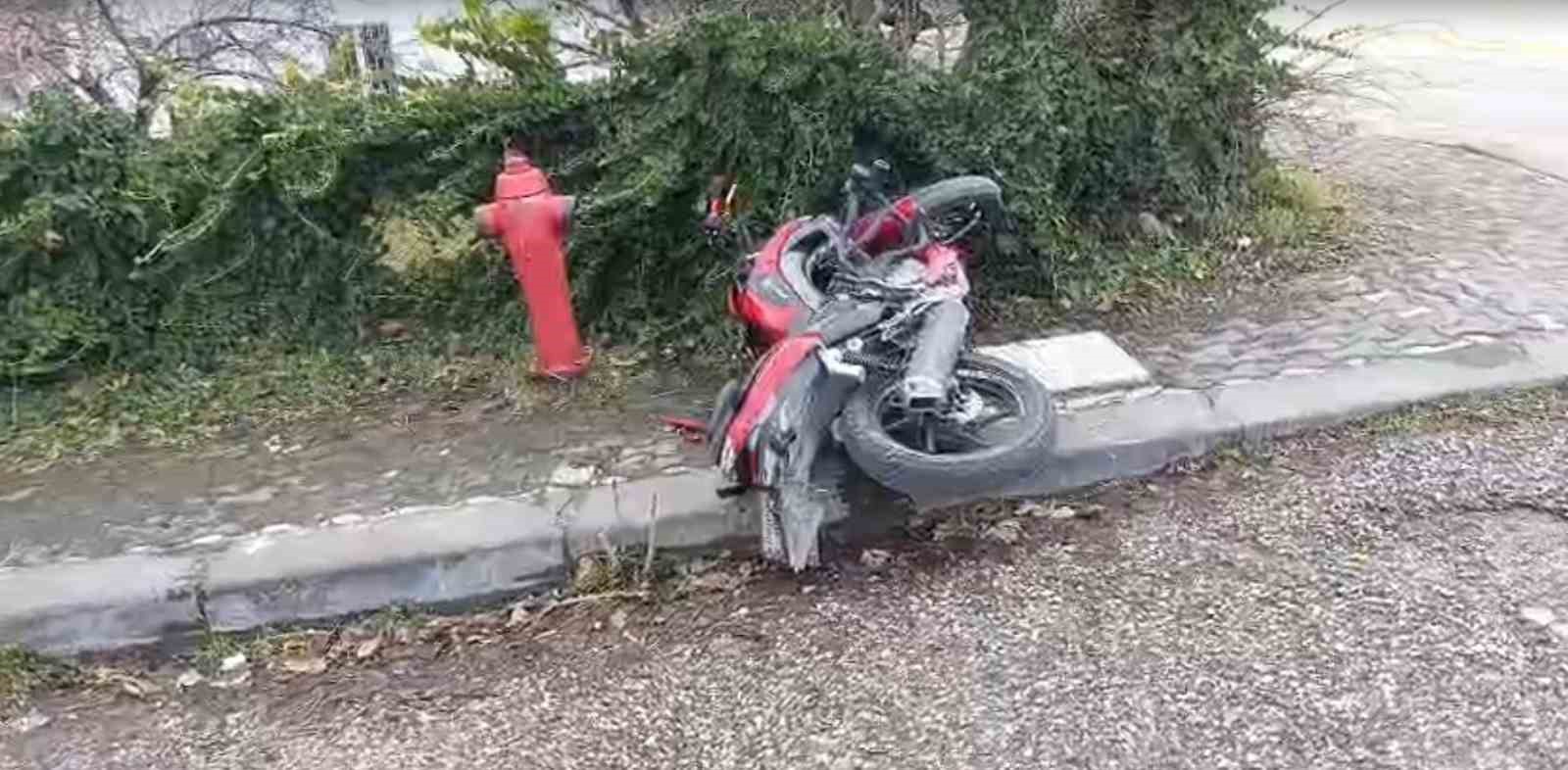 Ankara’da motosiklet sürücüsü köpeğe çarpmamak isterken kaza yaptı
