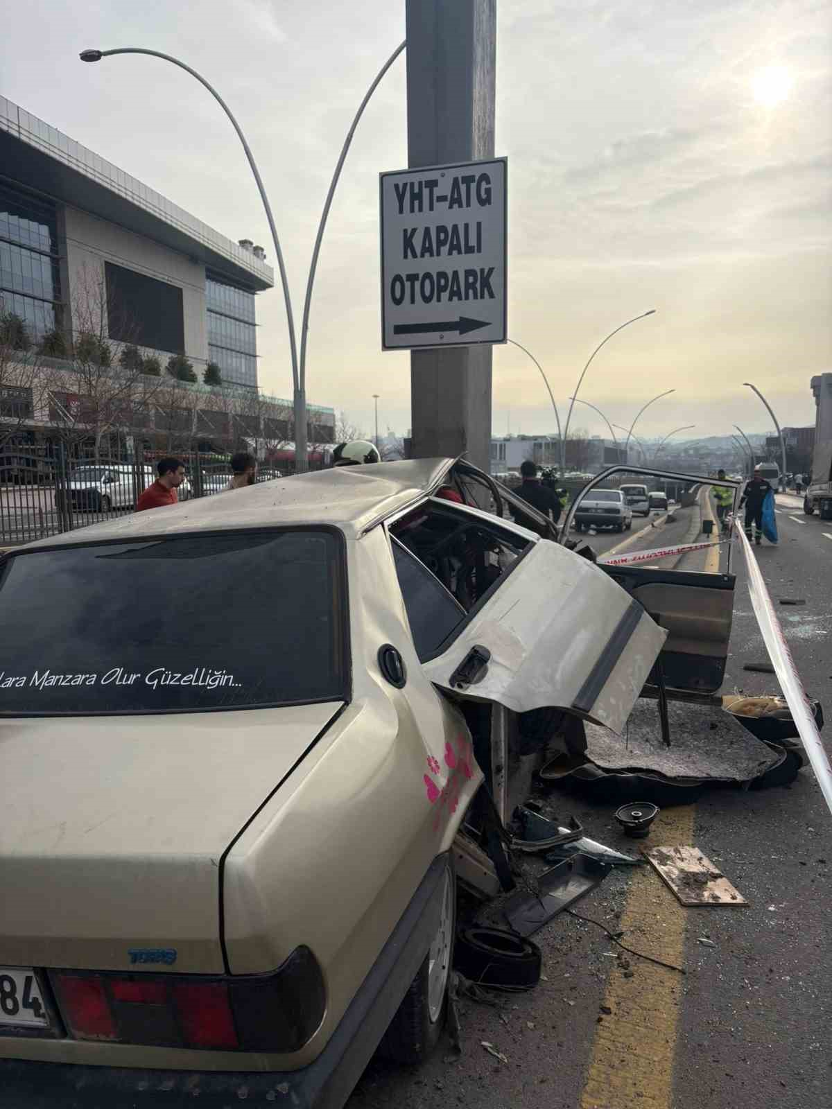 Ankara’da otomobil bariyerlere çarptı: Sürücü araç içerisinde sıkıştı
