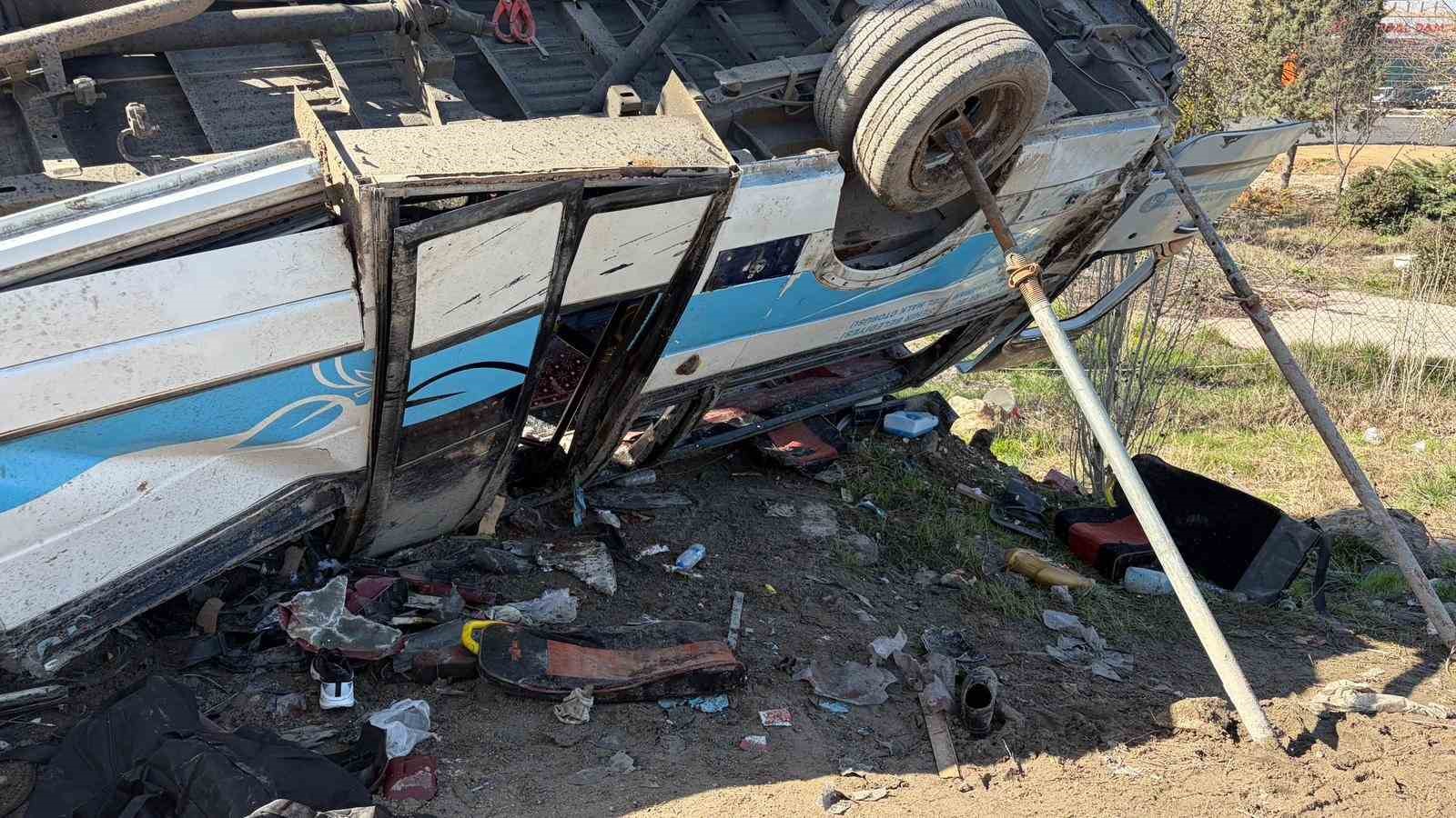 Ankara’da özel halk otobüsü köprü direğine çarptı: 5 ölü, 15 yaralı
