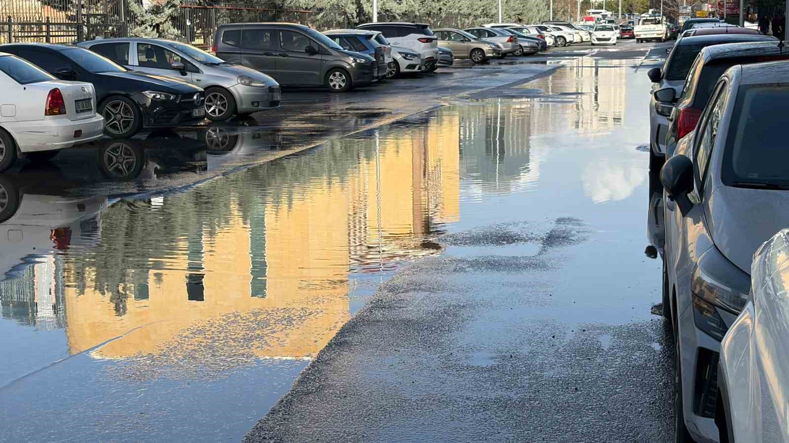 Ankara’da sağanak etkili oldu, caddeler ve sokaklar göle döndü
