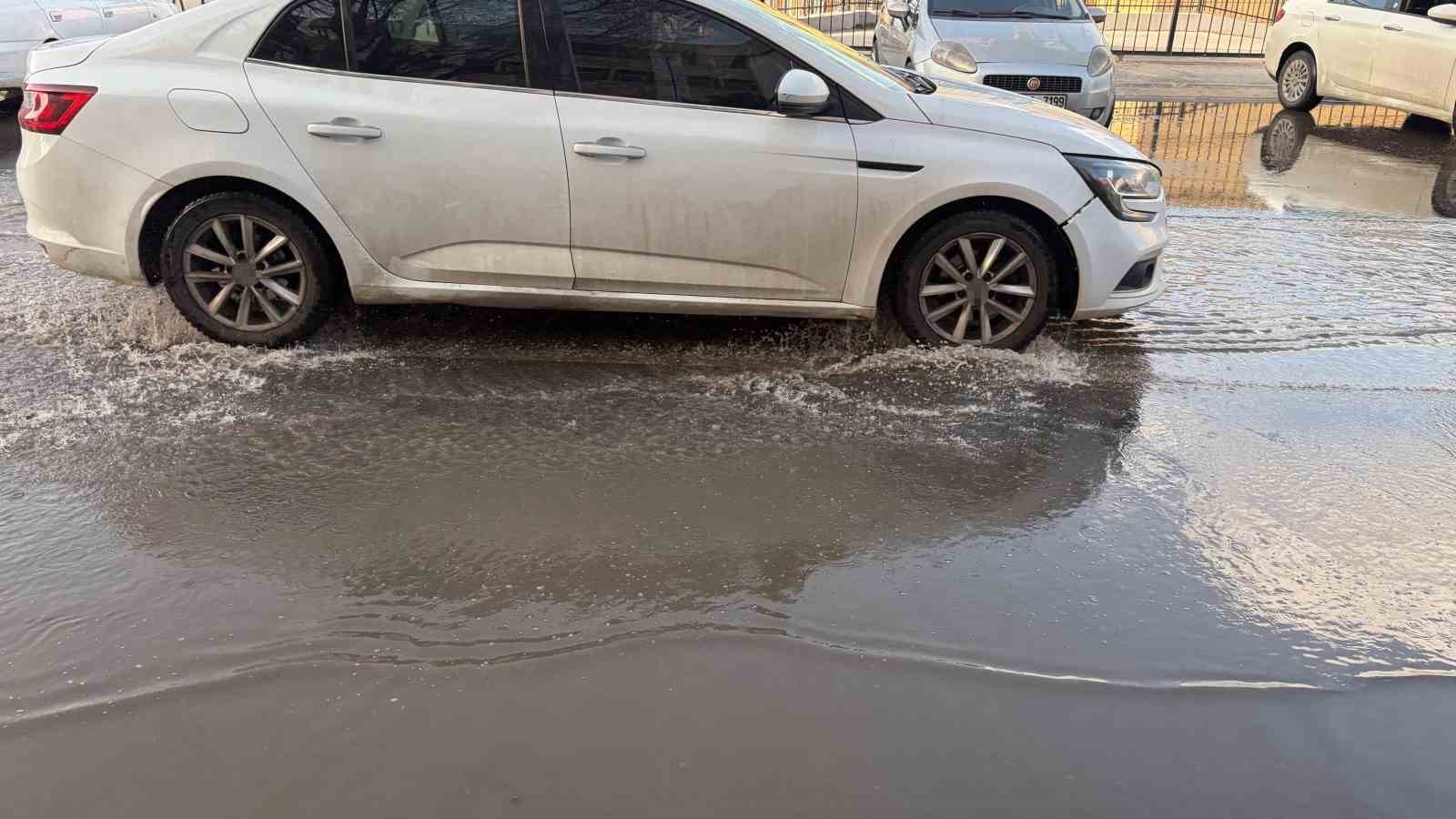 Ankara’da sağanak etkili oldu, caddeler ve sokaklar göle döndü
