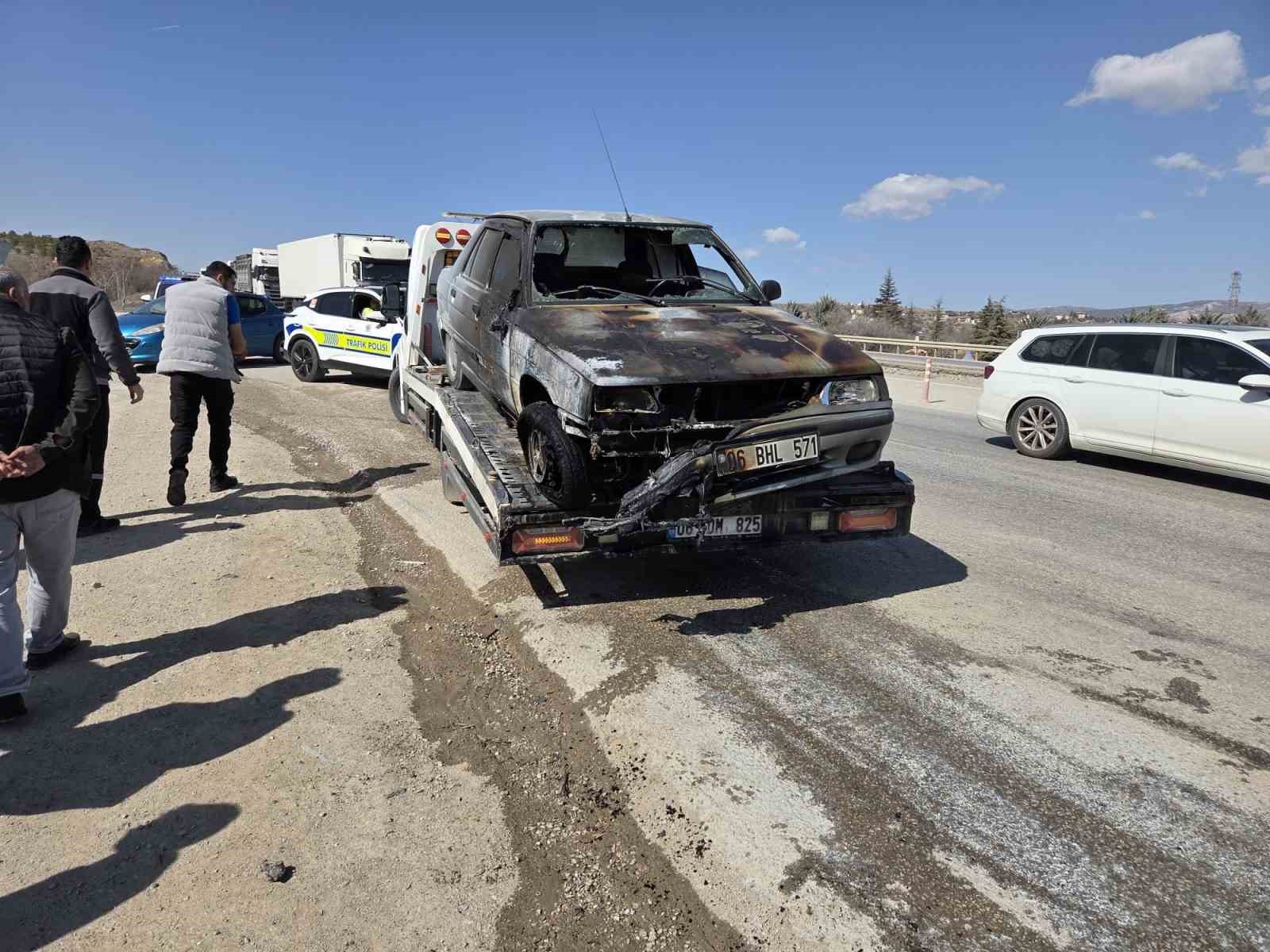 Ankara’da seyir halindeyken yanan otomobil kullanılamaz hale geldi
