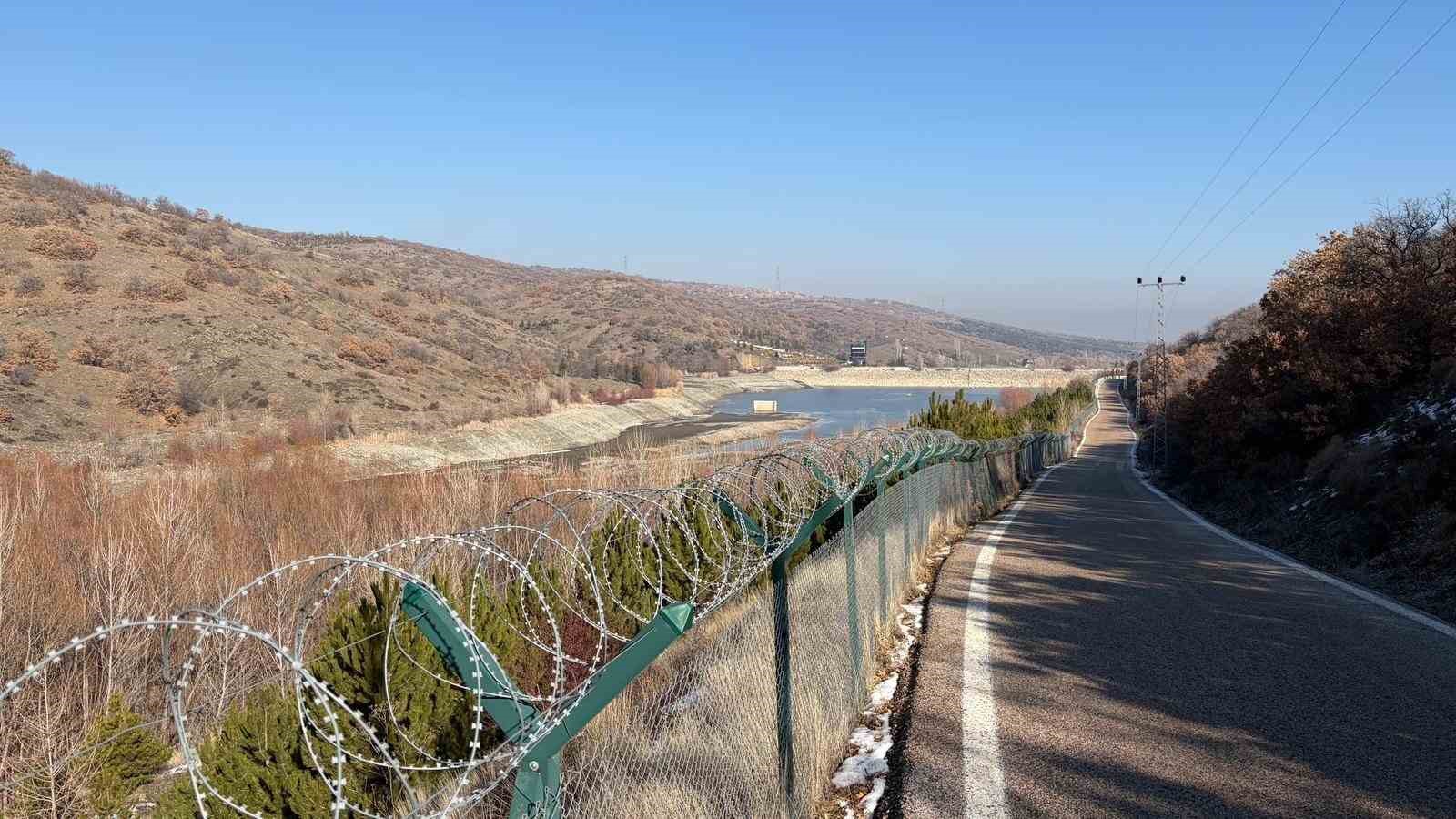 Ankara’da su isyanı: Kesinti bitmiyor, akan su çamur gibi
Ankara’da su isyanı: Kesinti bitmiyor, akan su çamur gibi