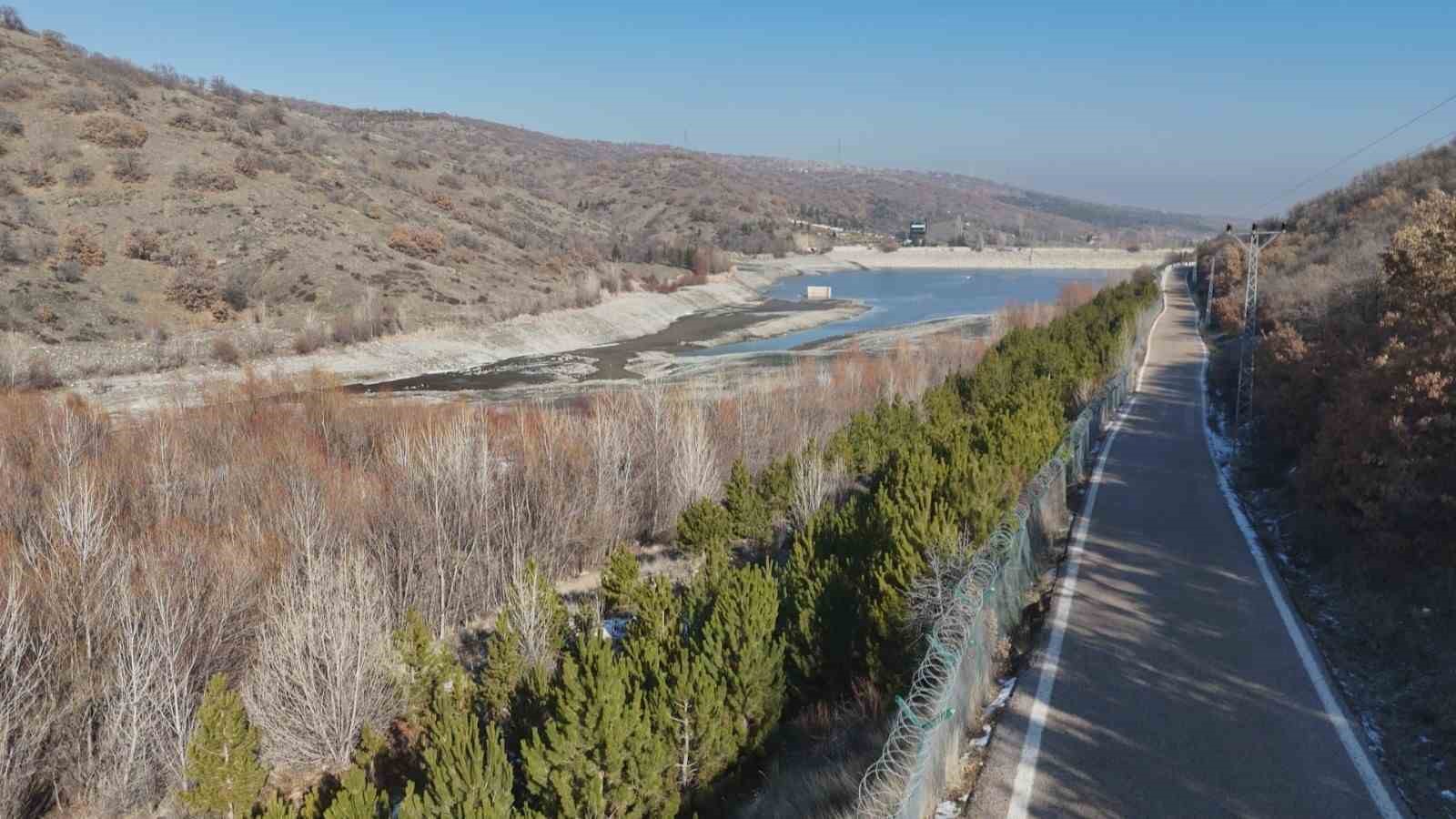 Ankara’da su isyanı: Kesinti bitmiyor, akan su çamur gibi
Ankara’da su isyanı: Kesinti bitmiyor, akan su çamur gibi