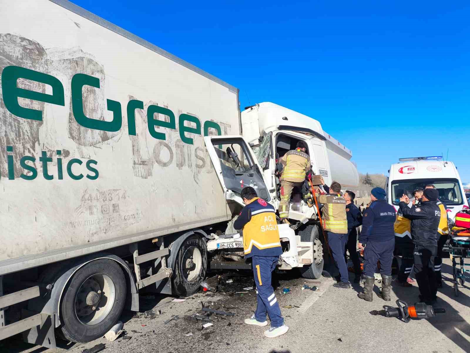 Ankara’da tıra çarpan tanker şoförü hayatını kaybetti
