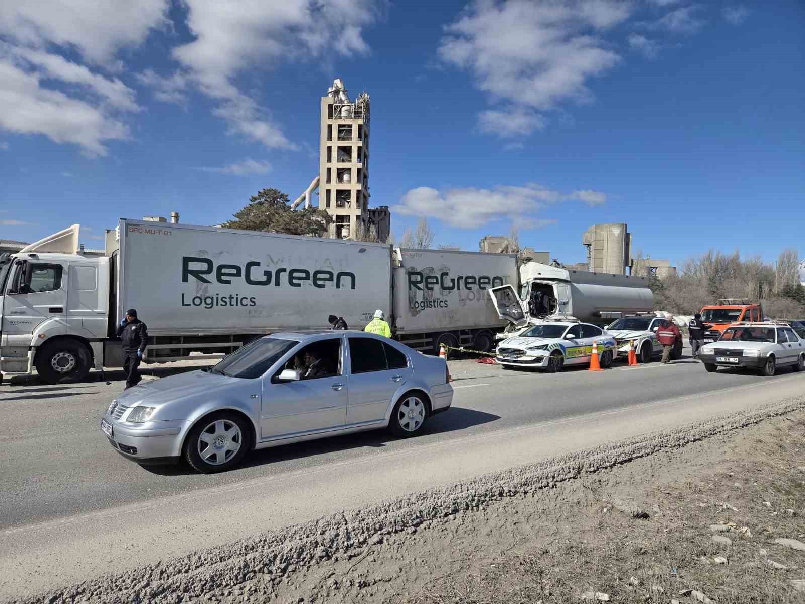 Ankara’da tıra çarpan tanker şoförü hayatını kaybetti
