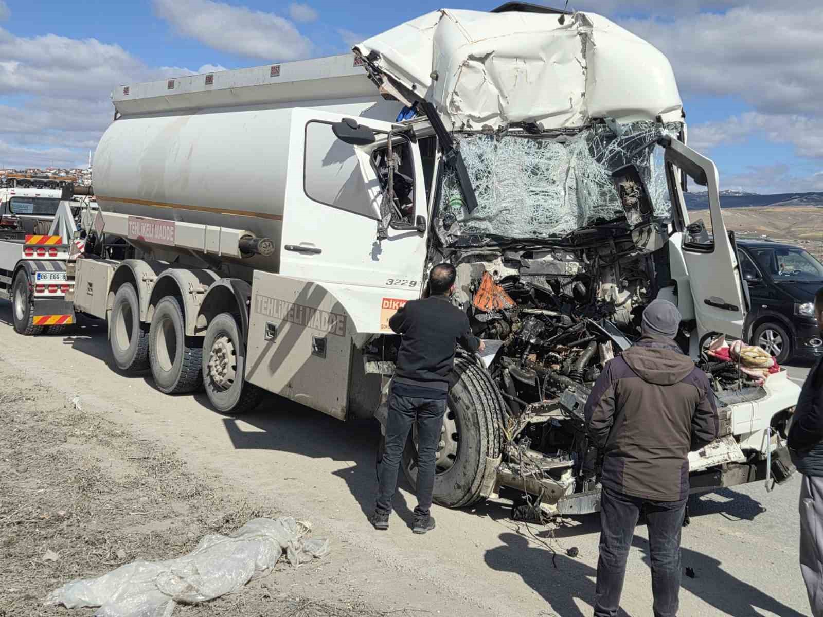 Ankara’da tıra çarpan tanker şoförü hayatını kaybetti
